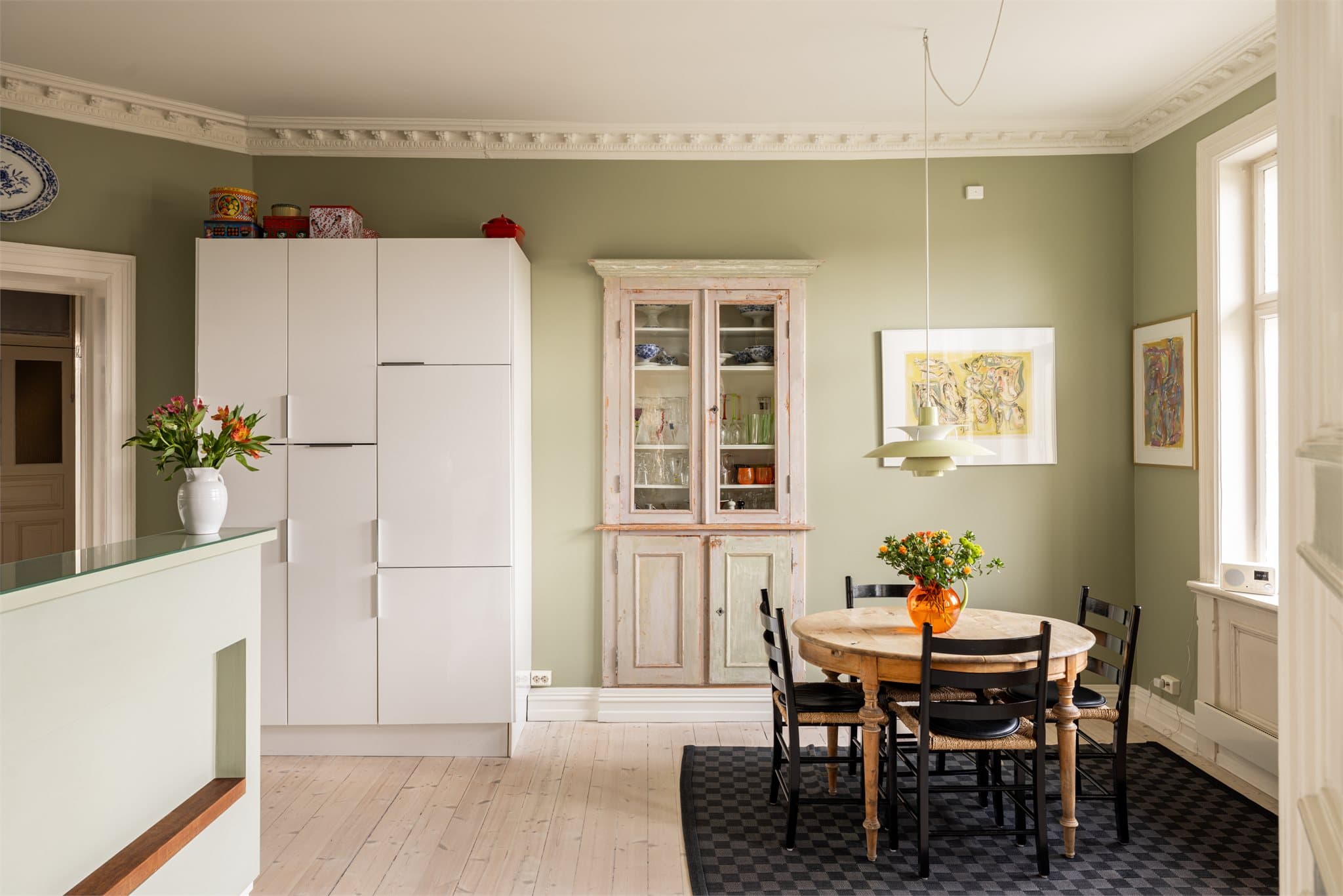 På kjøkkenet har du god plass til spisebord hvor du kan invitere venner og familie til hyggelige sammenkomster.