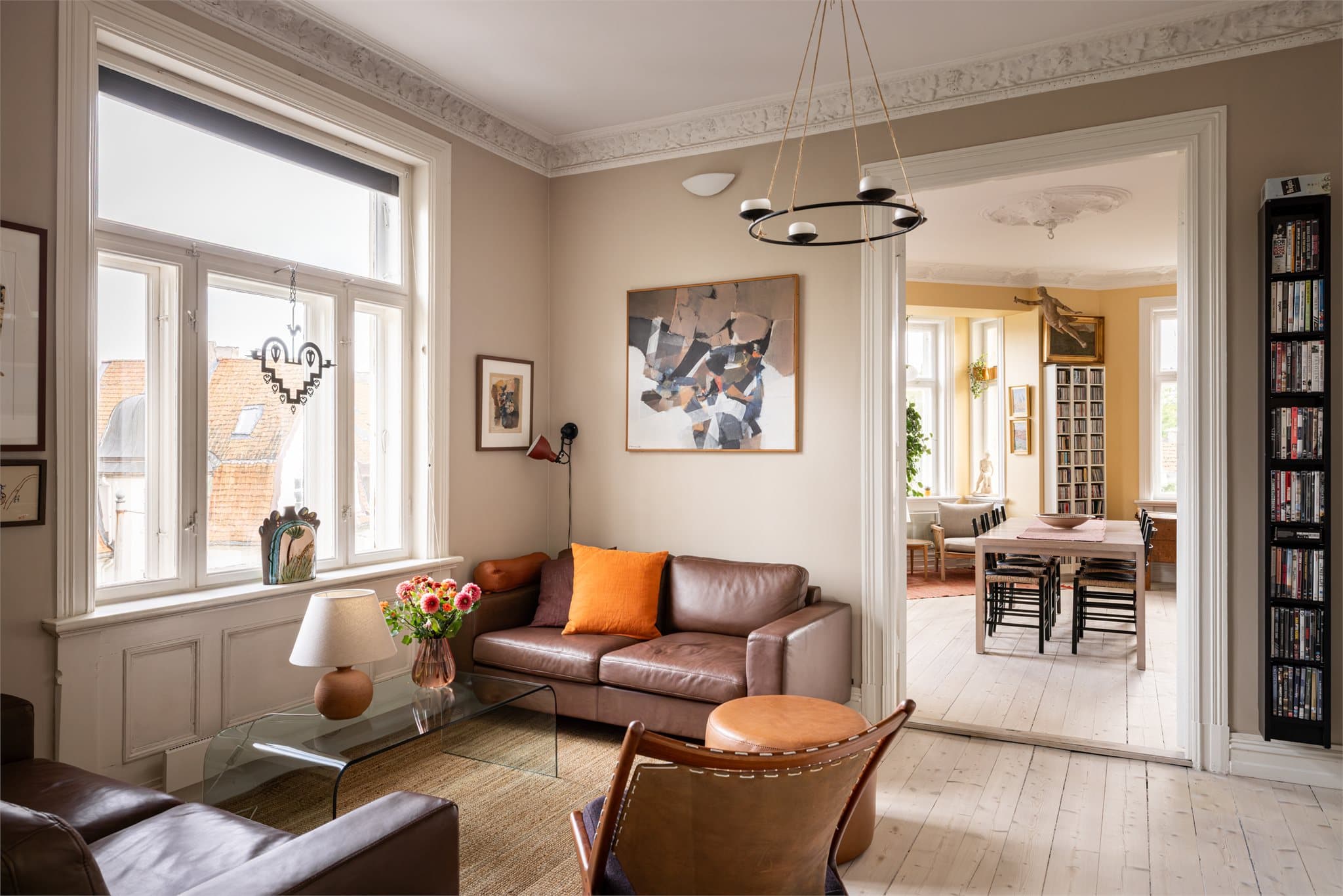 En innbydende stue med tidløse detaljer, som stukkatur og rosett.