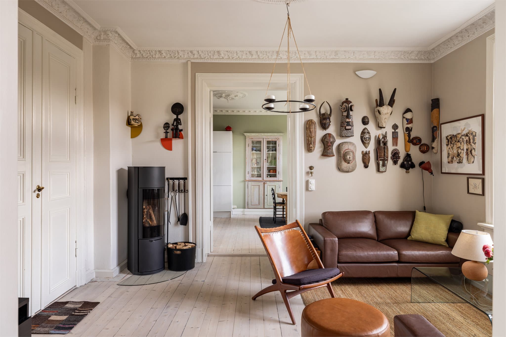 Stuen har en flott, nyere ovn som skaper lun atmosfære og varme på kjølige dager.