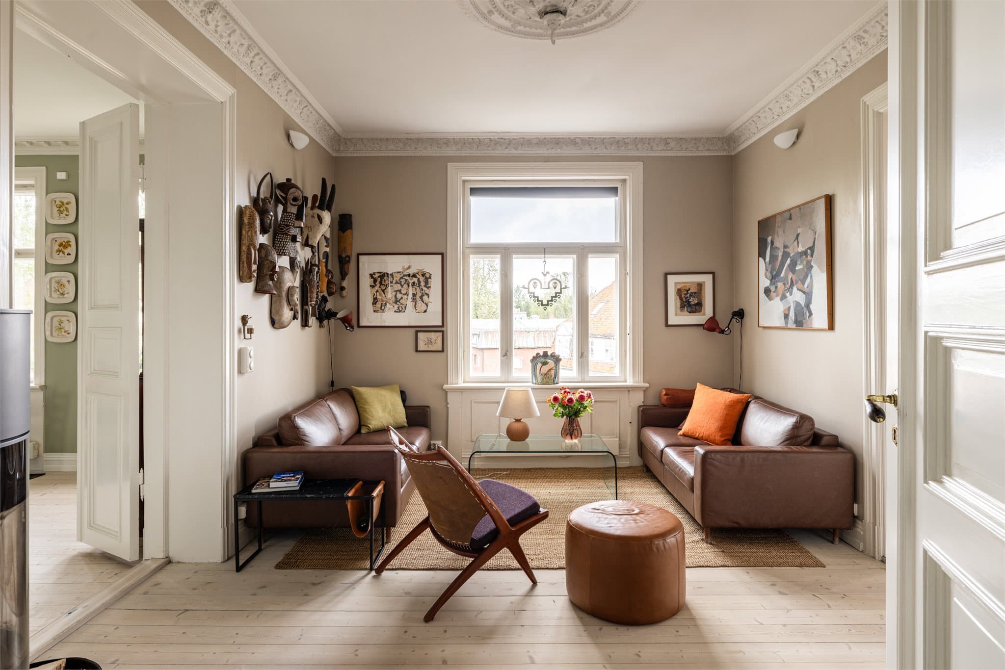 Rommet egner seg godt til stue eller spisestue og gir en smidig overgang videre til kjøkkenet.