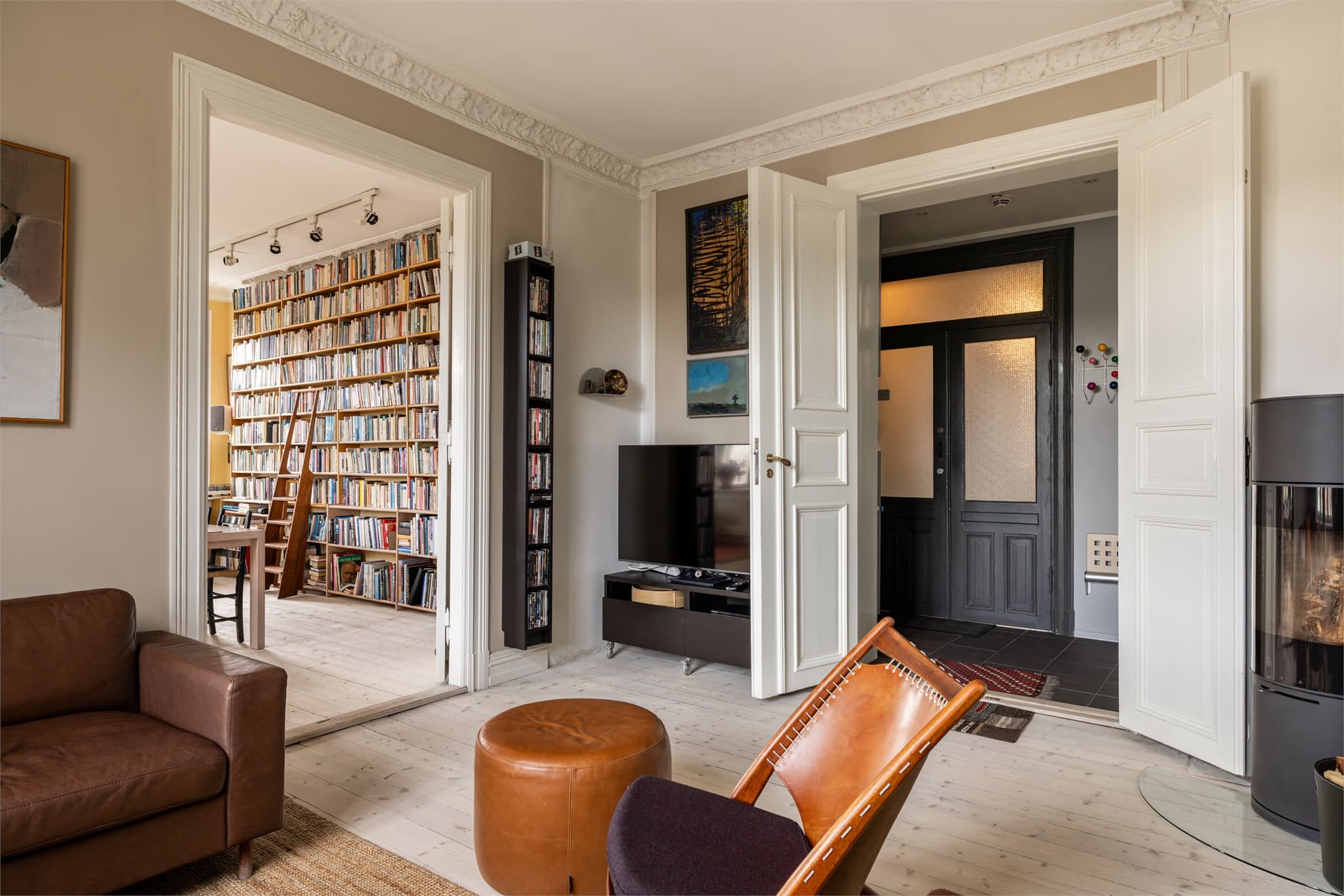 Stuen har også doble fløydører mot inngangspartiet som kan lukkes for å skape et mer avskjermet rom, ideelt for både avslapning og sosiale sammenkomster.