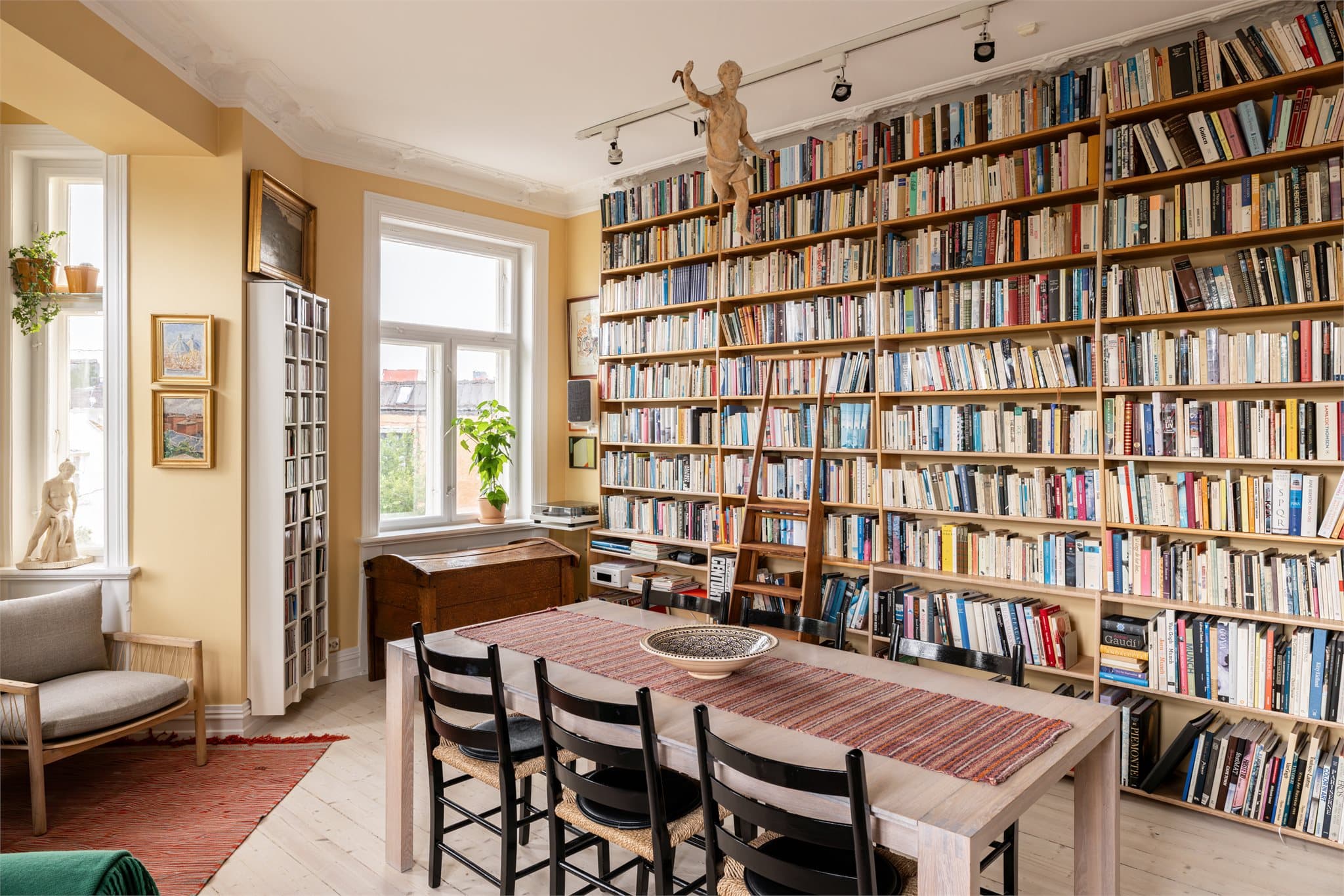 God plass til spisebord hvor du kan invitere venner og familie til hyggelige sammenkomster.