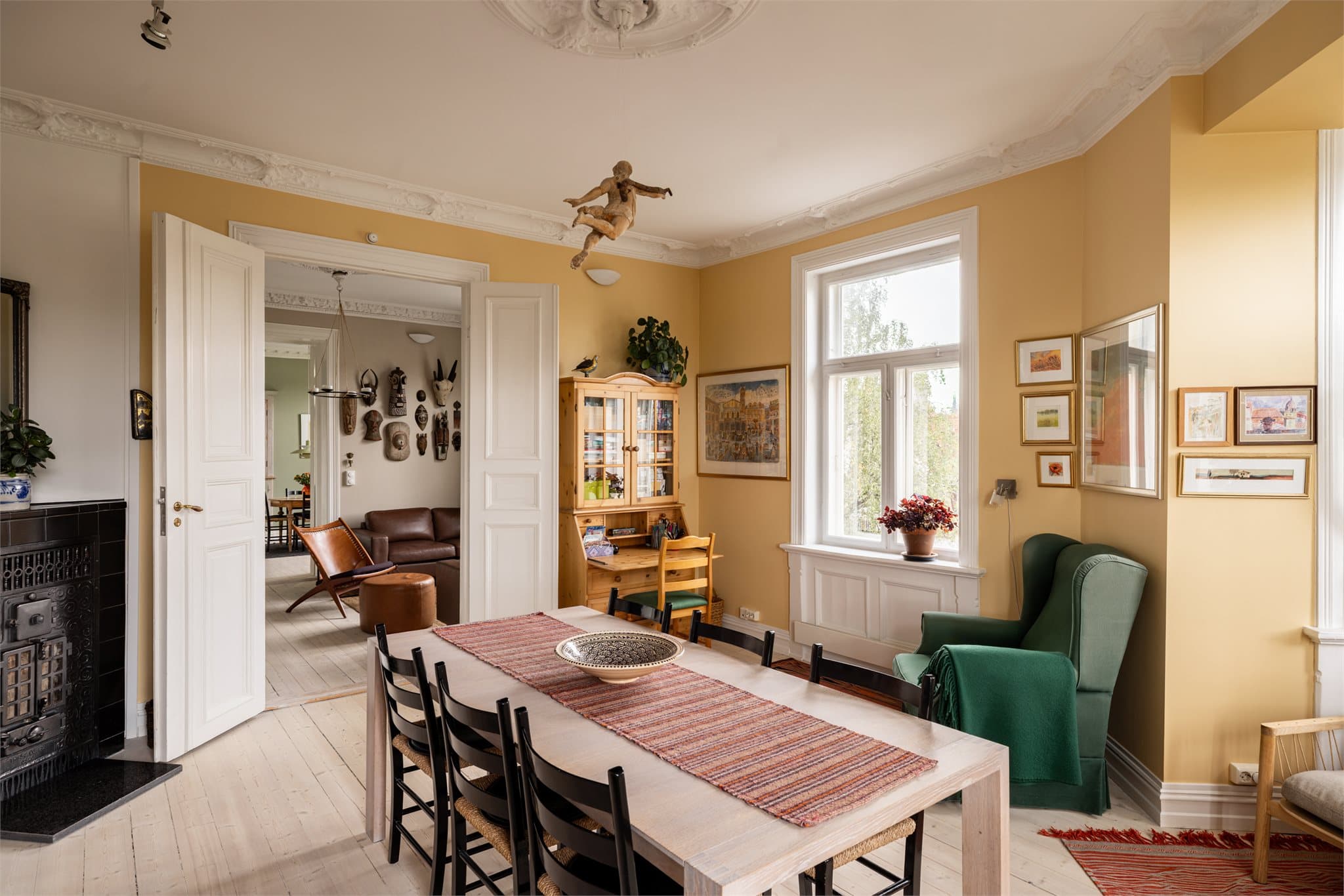 Leiligheten preges av god takhøyde og tre store rom på rad.