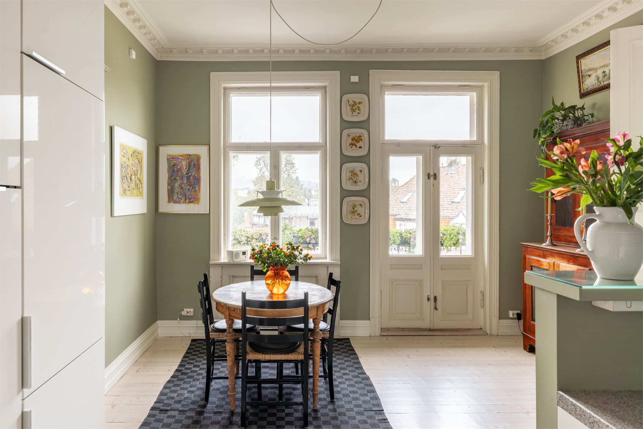 Store vinduer slipper inn godt med naturlig lysinnslipp.