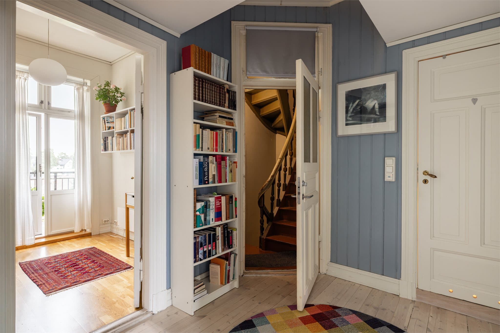 I baktrappen har du adkomst til en praktisk bod som i dag benyttes til både vaskemaskin, ekstra fryser og til oppbevaring.