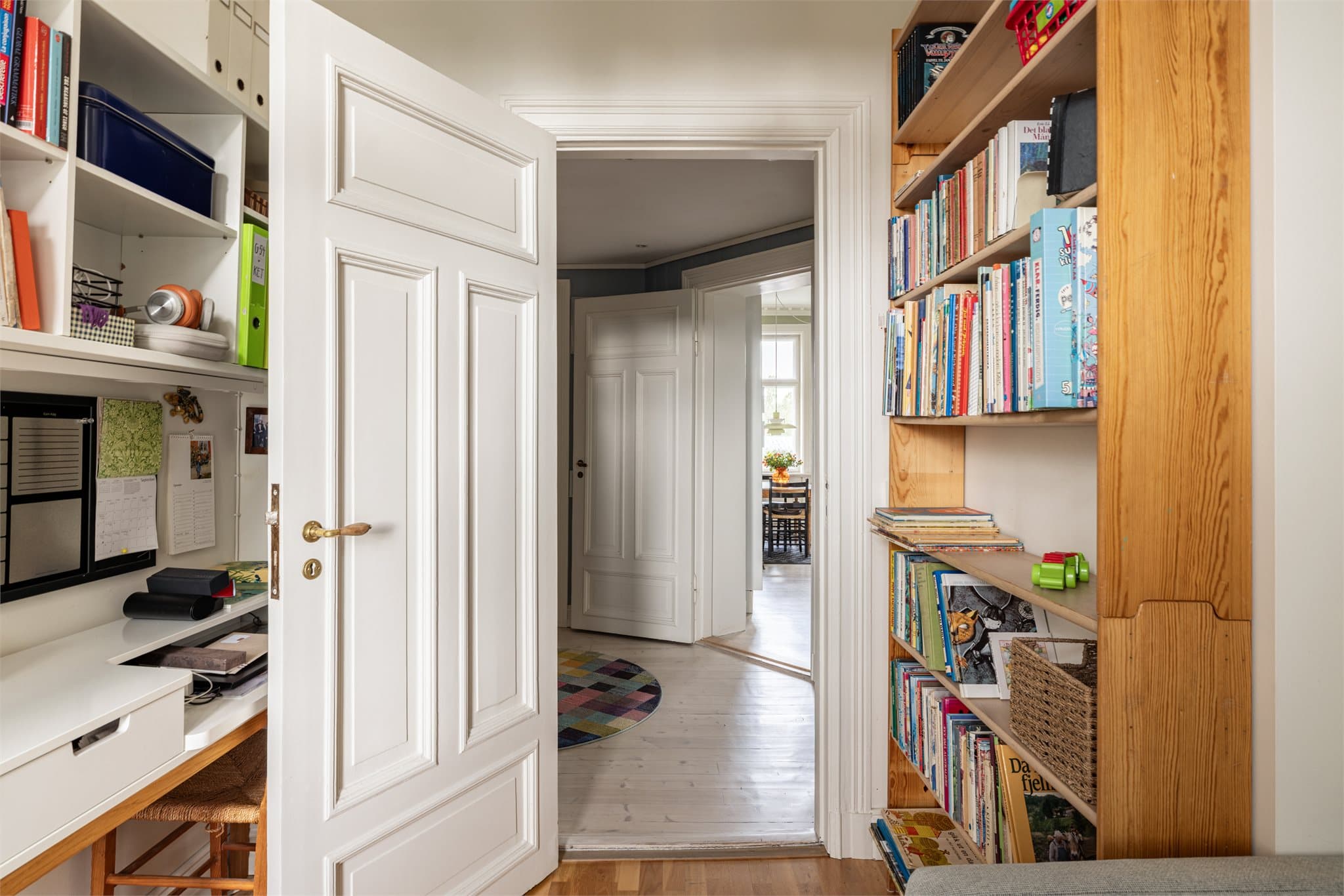 Utgang fra soverommet til boligens hall med dører inn til de øvrige rommene.