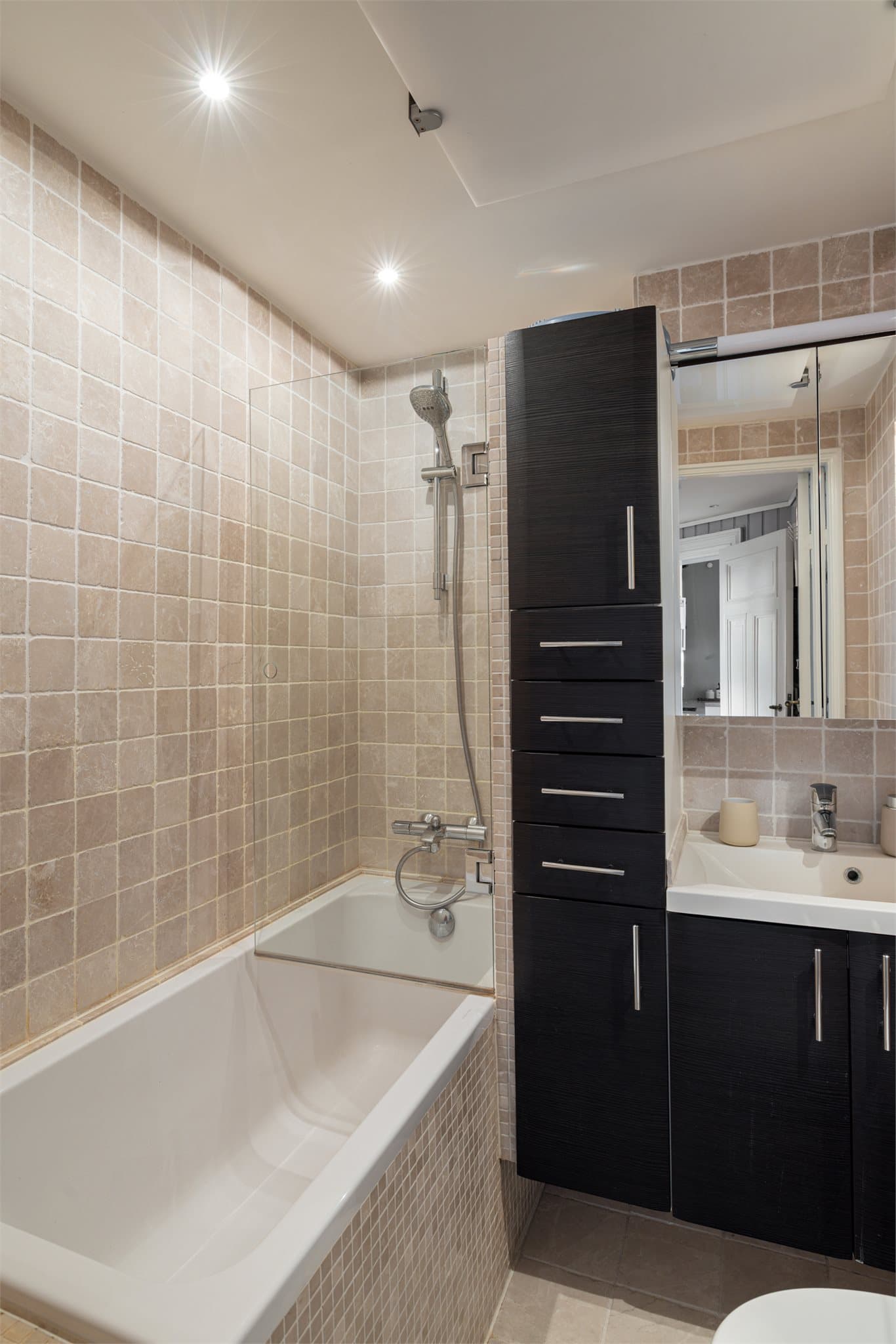 Ved hallen finner du bad 1 som holder en moderne standard.