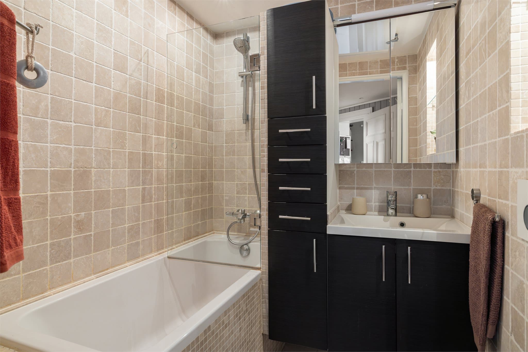 Her har du innfliset badekar, servant med underskap, speilskap med belysning og vegghengt toalett.