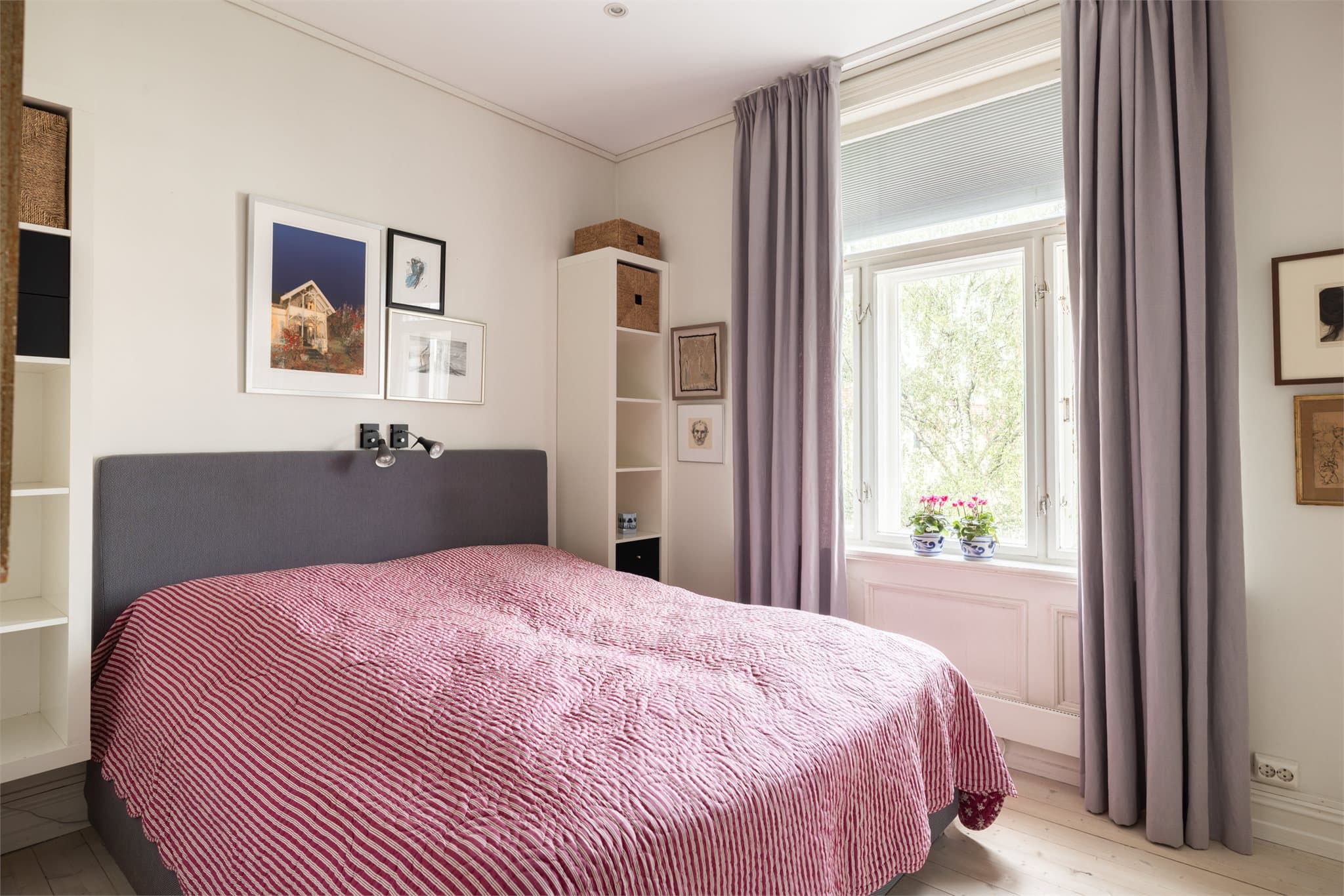 Hovedsoverommet er av god størrelse, med god plass til stor dobbeltseng, nattbord og annet ønsket møblement.