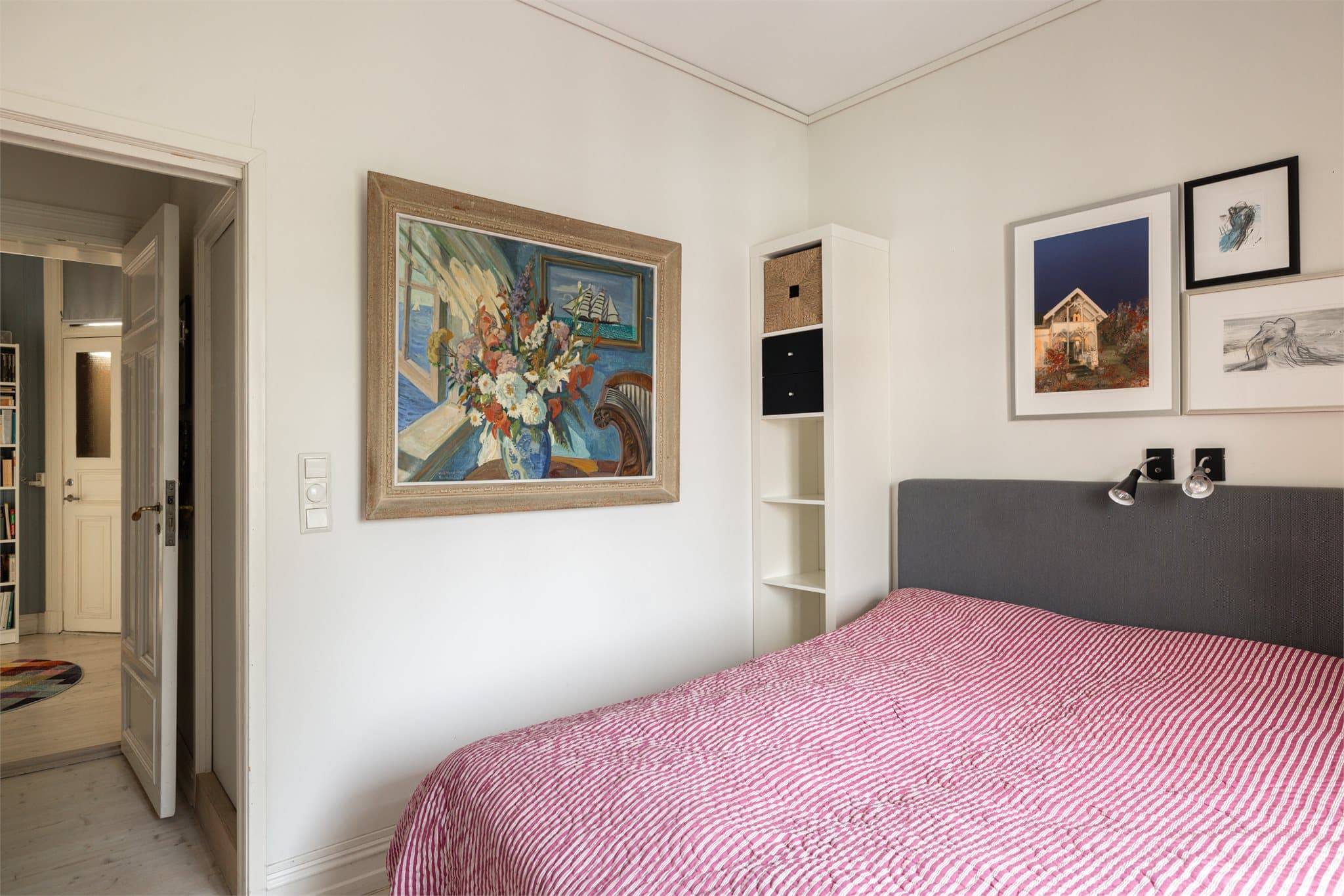 Det er fastmontert gardiner (plissegardiner/rullgardiner) på alle tre soverom, samt den ene stuen ved entré.