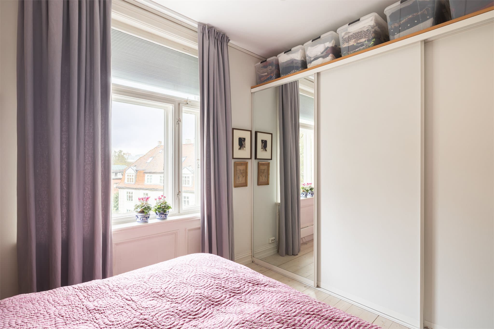 Det er innredet med et stort garderobeskap som har god plass til oppbevaring av klær og andre personlige eiendeler.