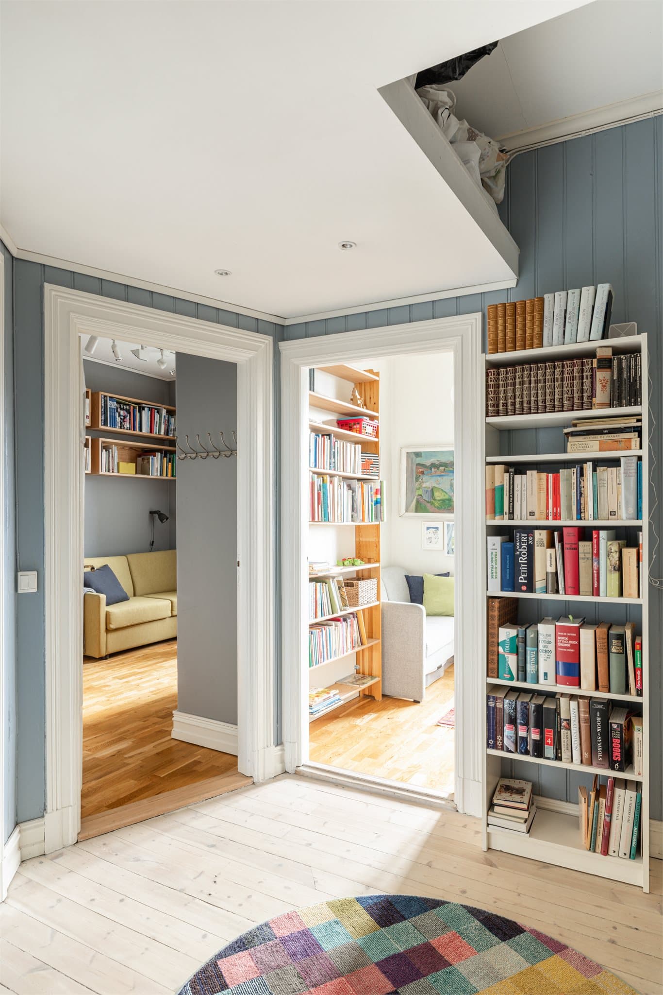 Hall med god plass, smarte løsninger for oppbevaring og dørforbindelse til de andre soverommene.