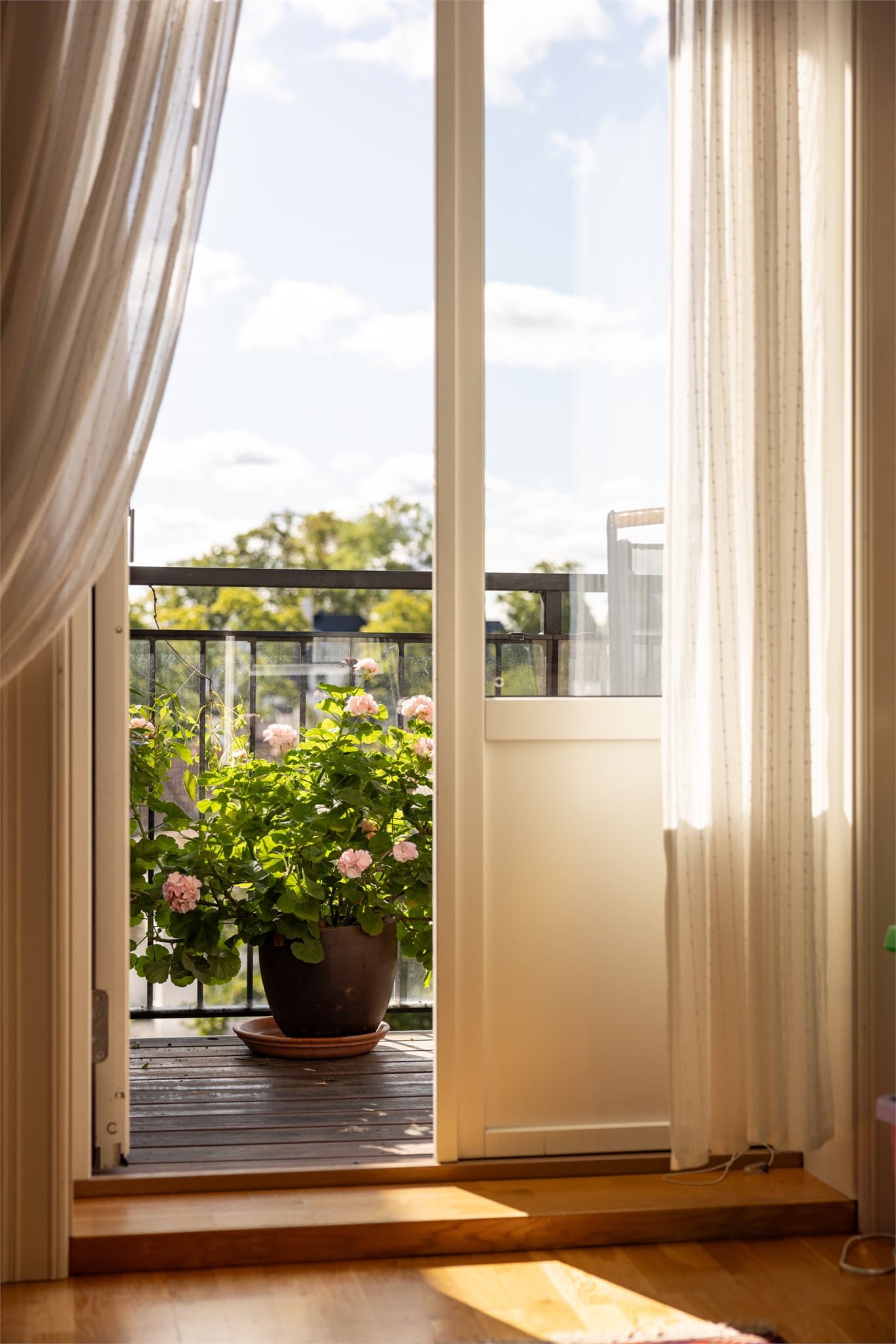 Fra dette soverommet har du utgang til en rolig, sørøstvendt balkong.