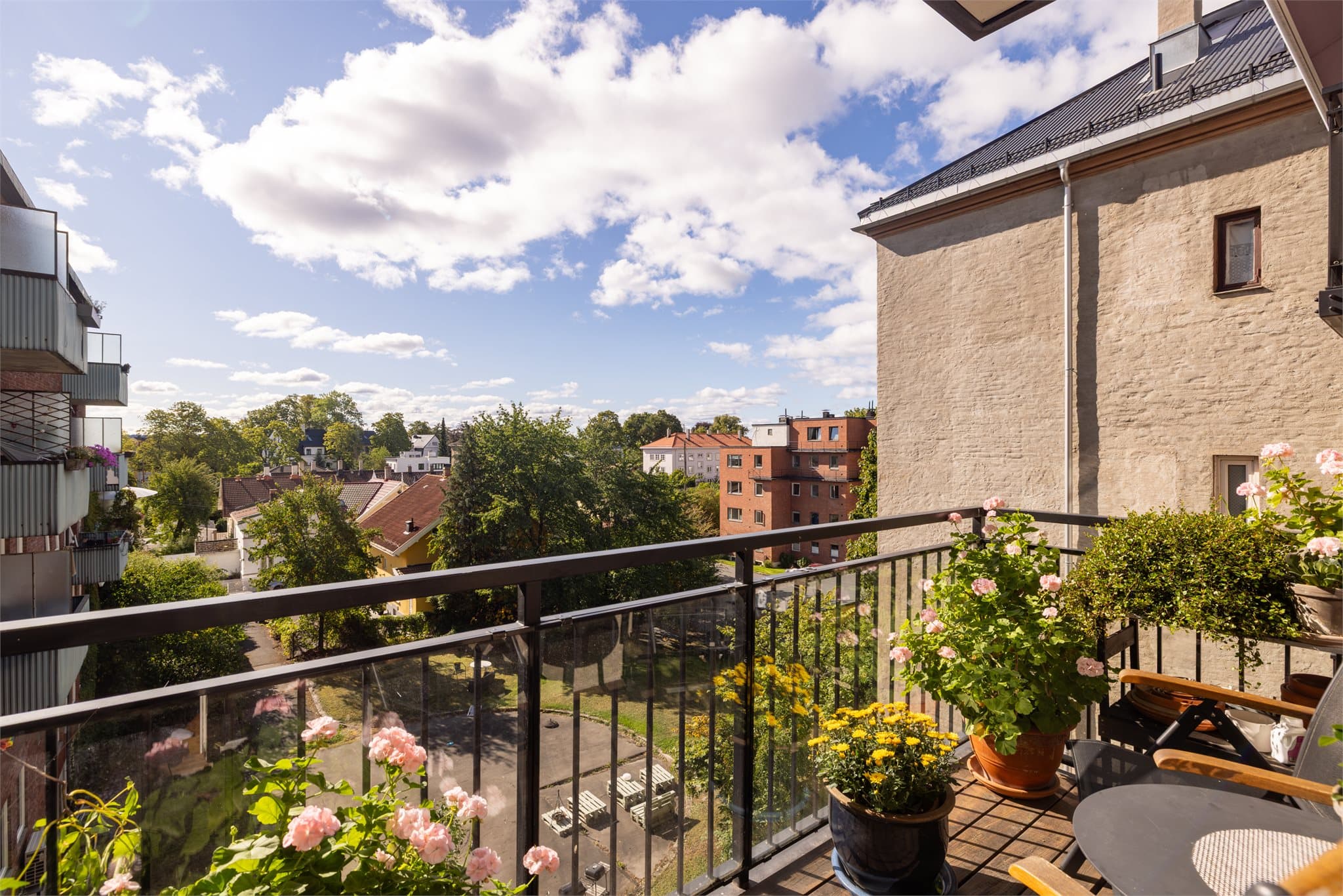 Balkongen vender mot en rolig bakgård og den vernede Frølich-byen.