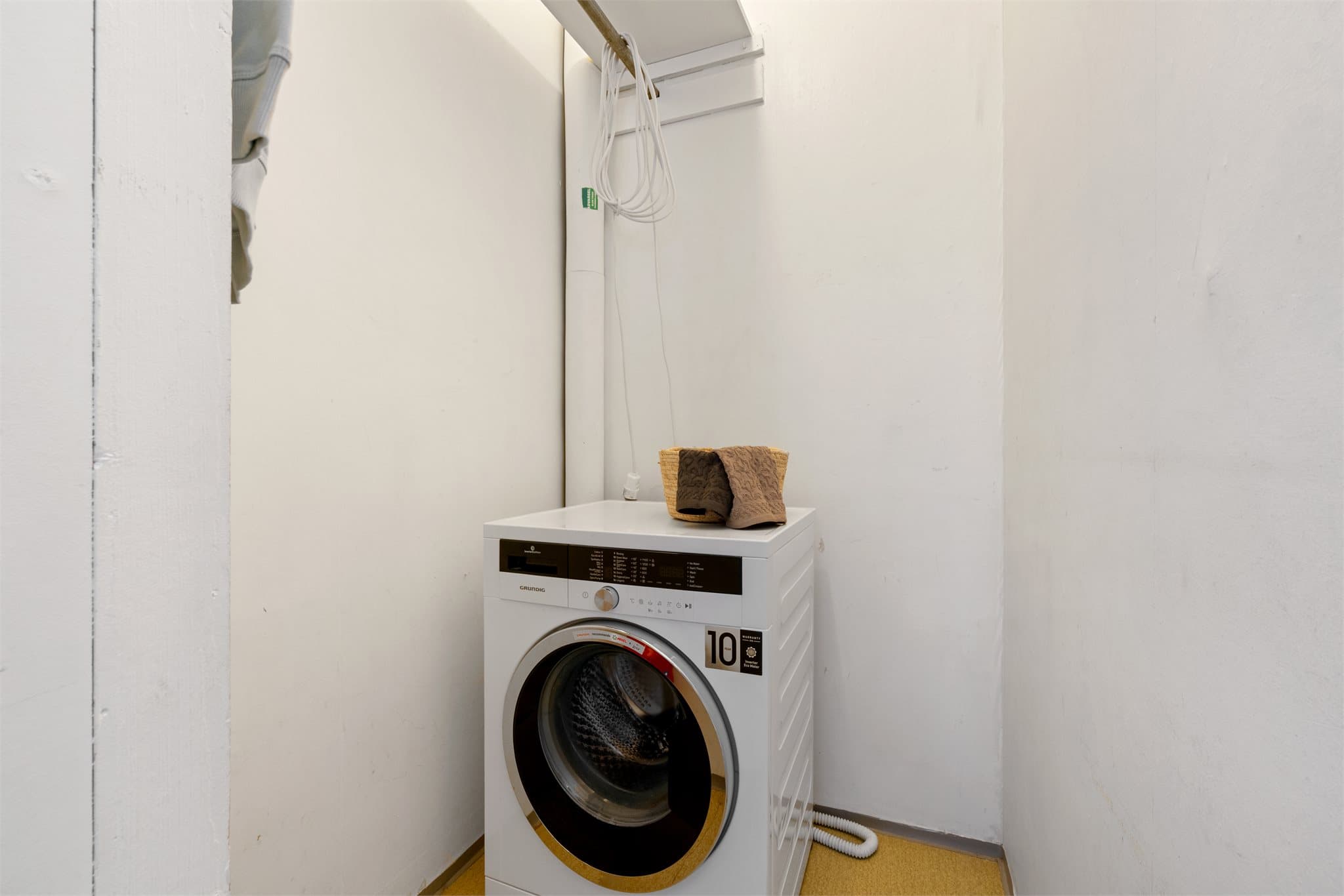 - Den innvendige boden måler 2 m² -