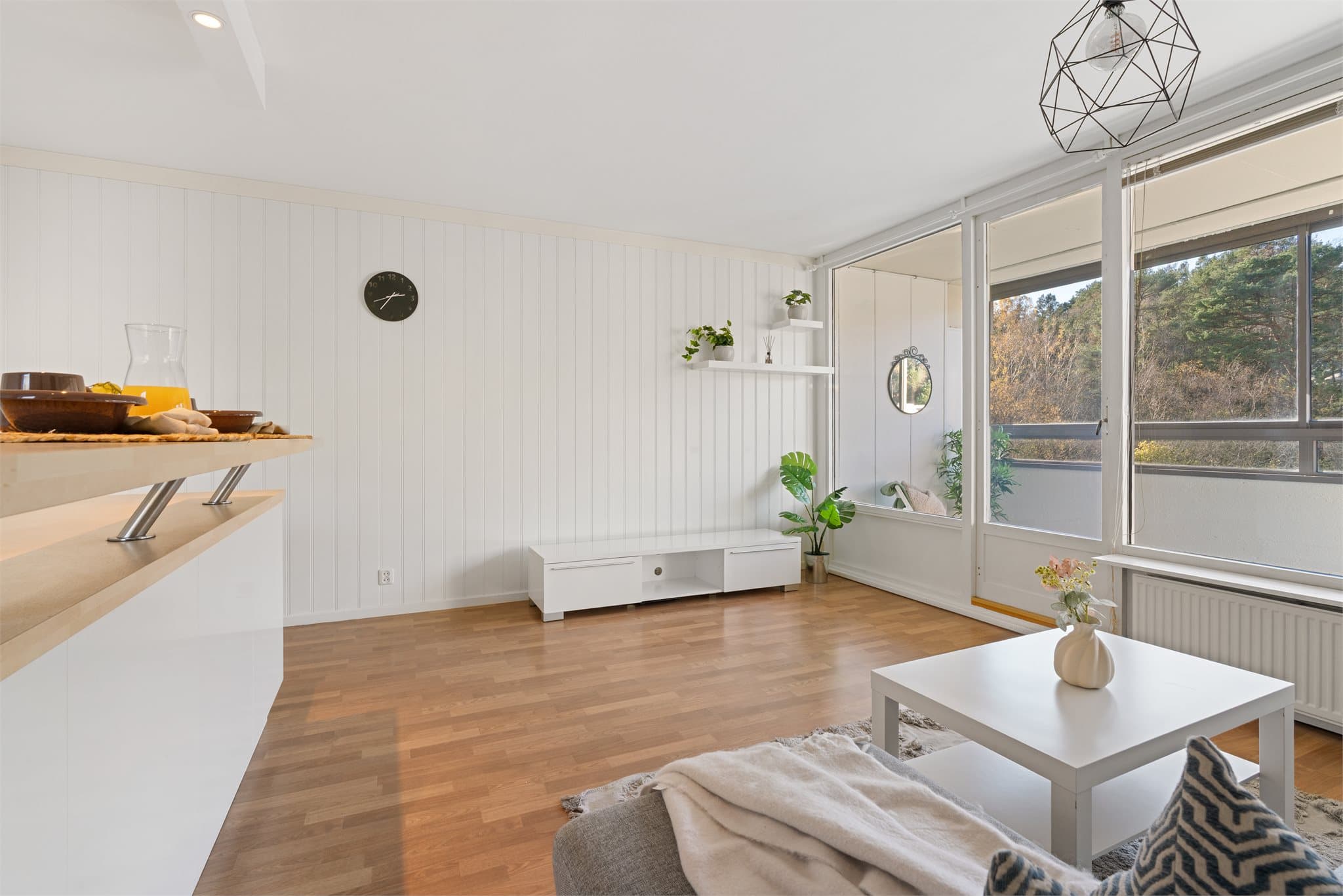 - Utformingen av oppholdsrommet gir plass til et hyggelig spisebord og sittegruppe i hver sin naturlige sone -