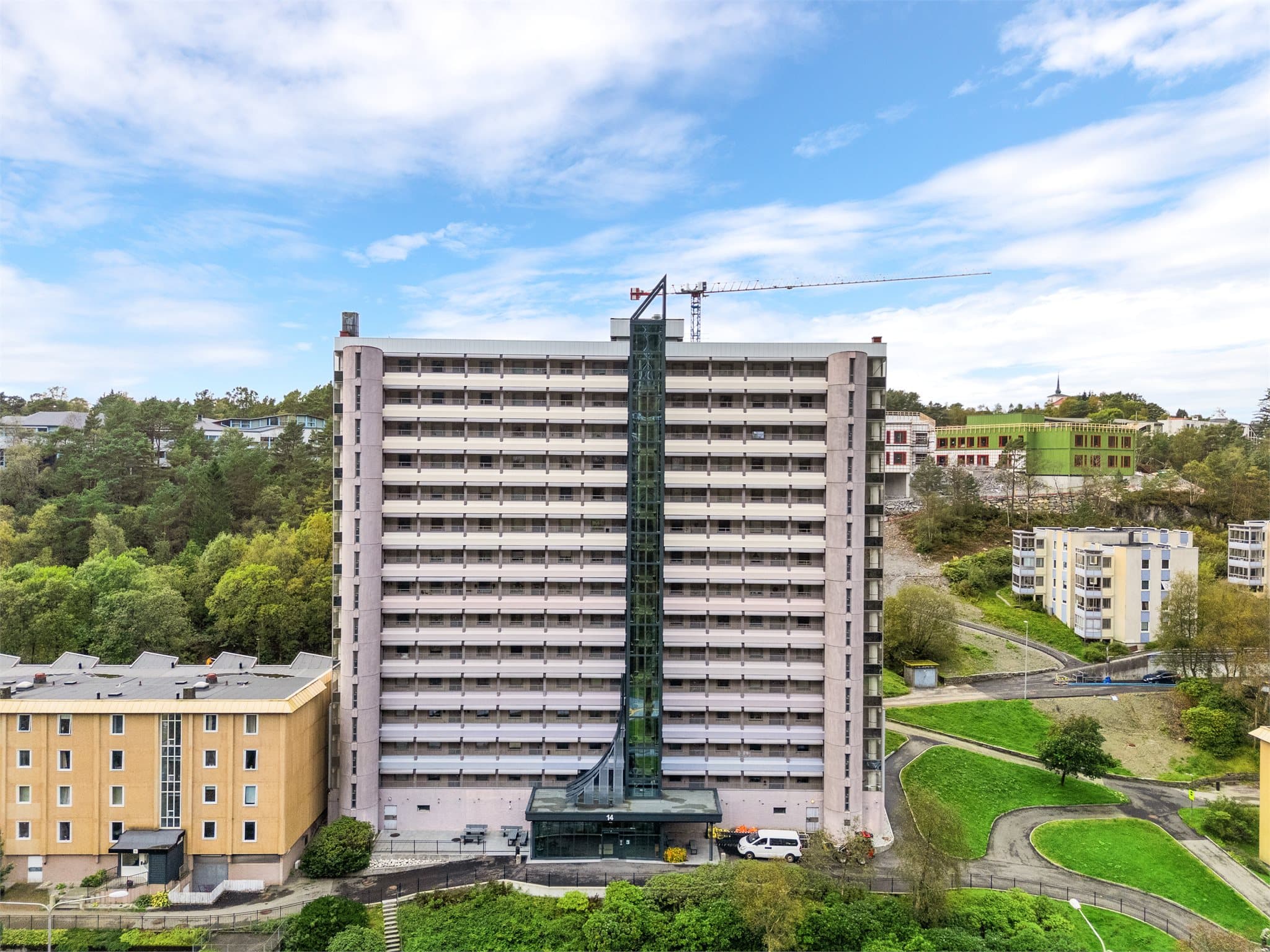 - Borettslagets tomt er pent opparbeidet med grøntområder og hyggelige sittegrupper -