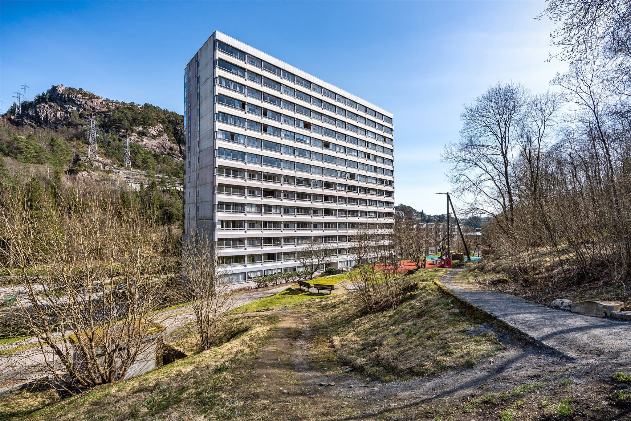 - Storavatnet, Kanadaskogen og Lyderhorn ligger like i nærheten og er perfekt for rolige spaserturer og joggeturer -