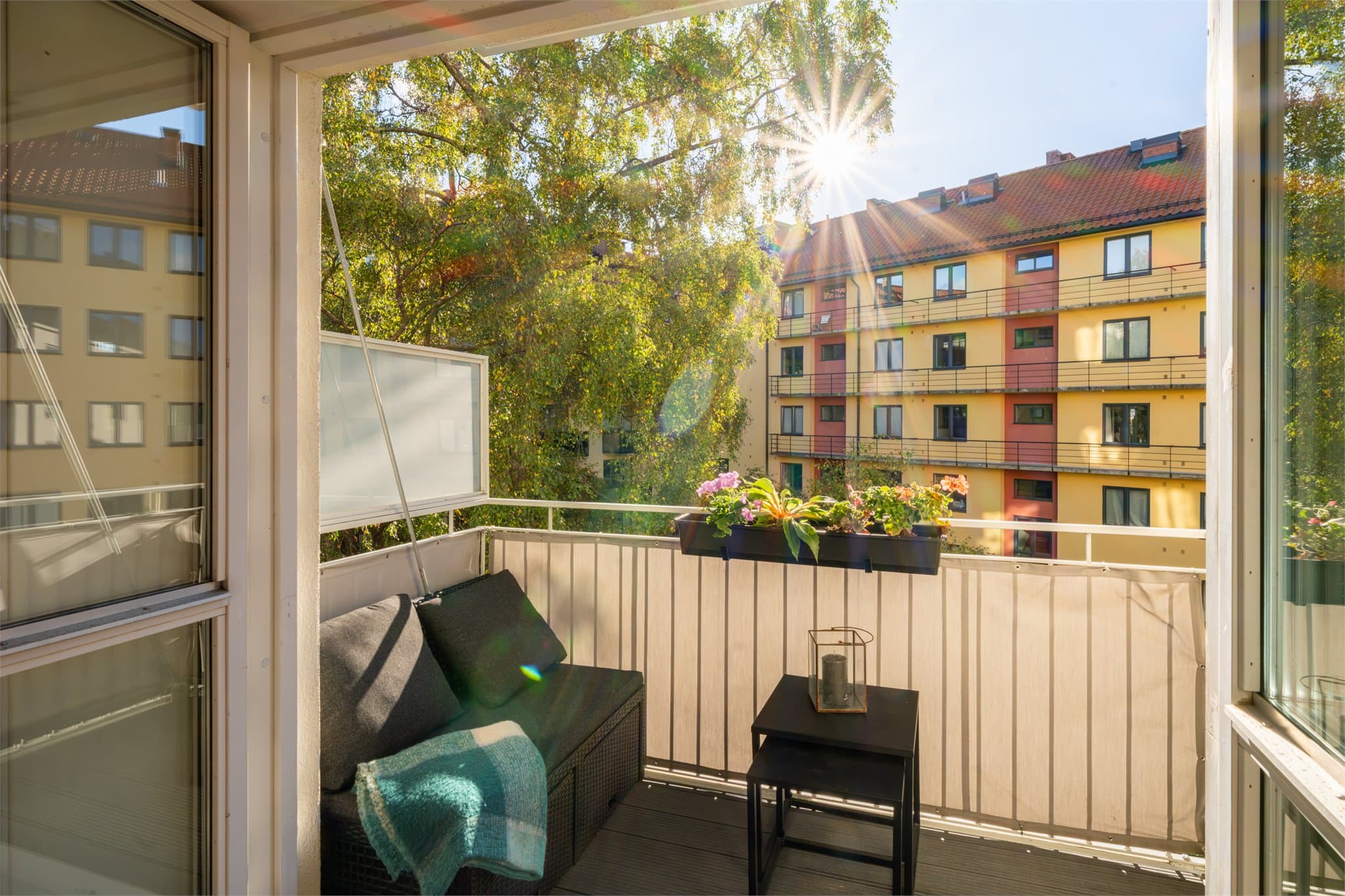 Boligen har en åpen og funksjonell planløsning med gode oppholdsarealer og utgang til en sydvestvendt balkong mot et skjermet indre gårdsrom.