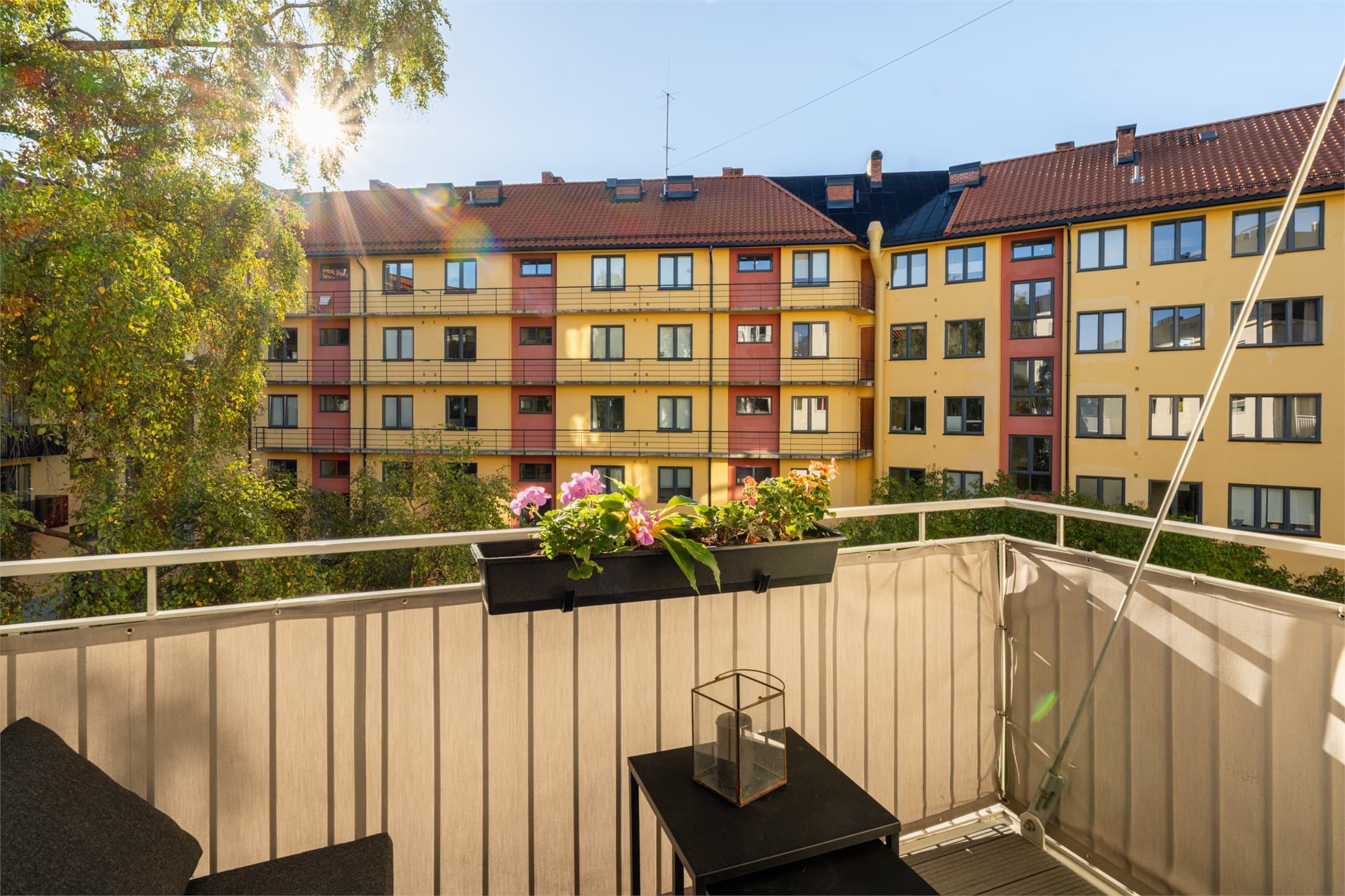 Den solrike, sydvestvendte balkongen på ca. 3 m². Her er det fin plass til utemøbler og ønsket beplatning.