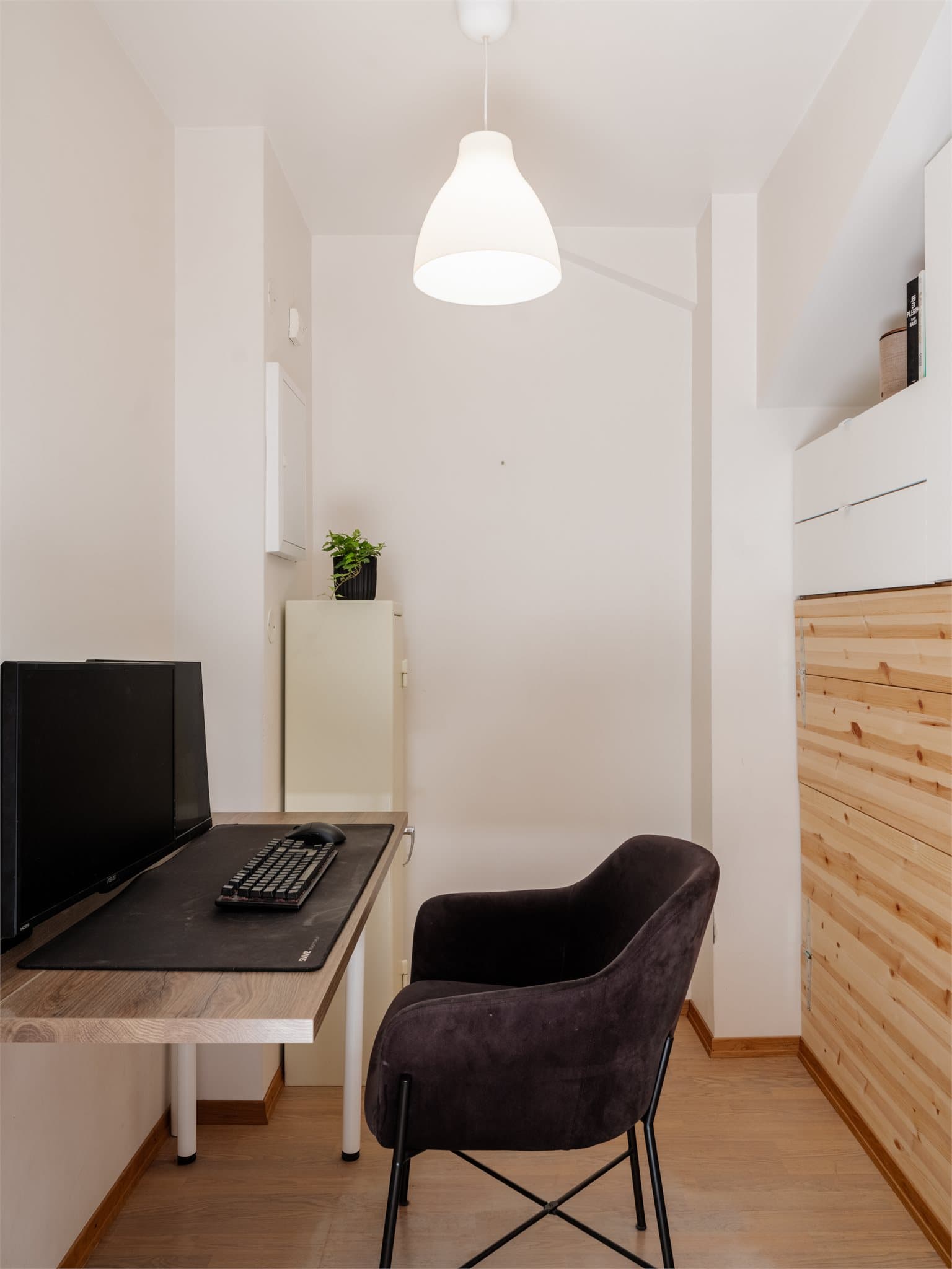 Når sengen er slått opp, kan en integrert benk foldes ut til skrivebord med tilhørende sitteplass. Dette gir rommet fleksible bruksmuligheter og god utnyttelse av tilgjengelig areal.