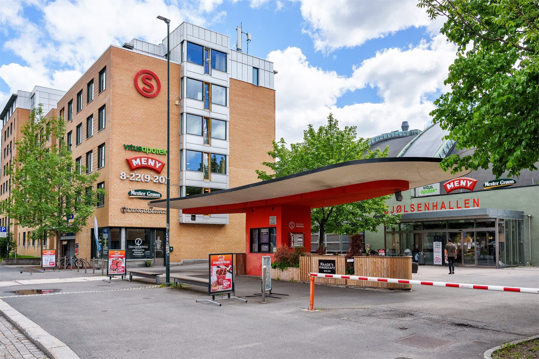 Bjølsenhallen ligger like i nærheten med dagligvare, apotek og aktivitetstilbud.