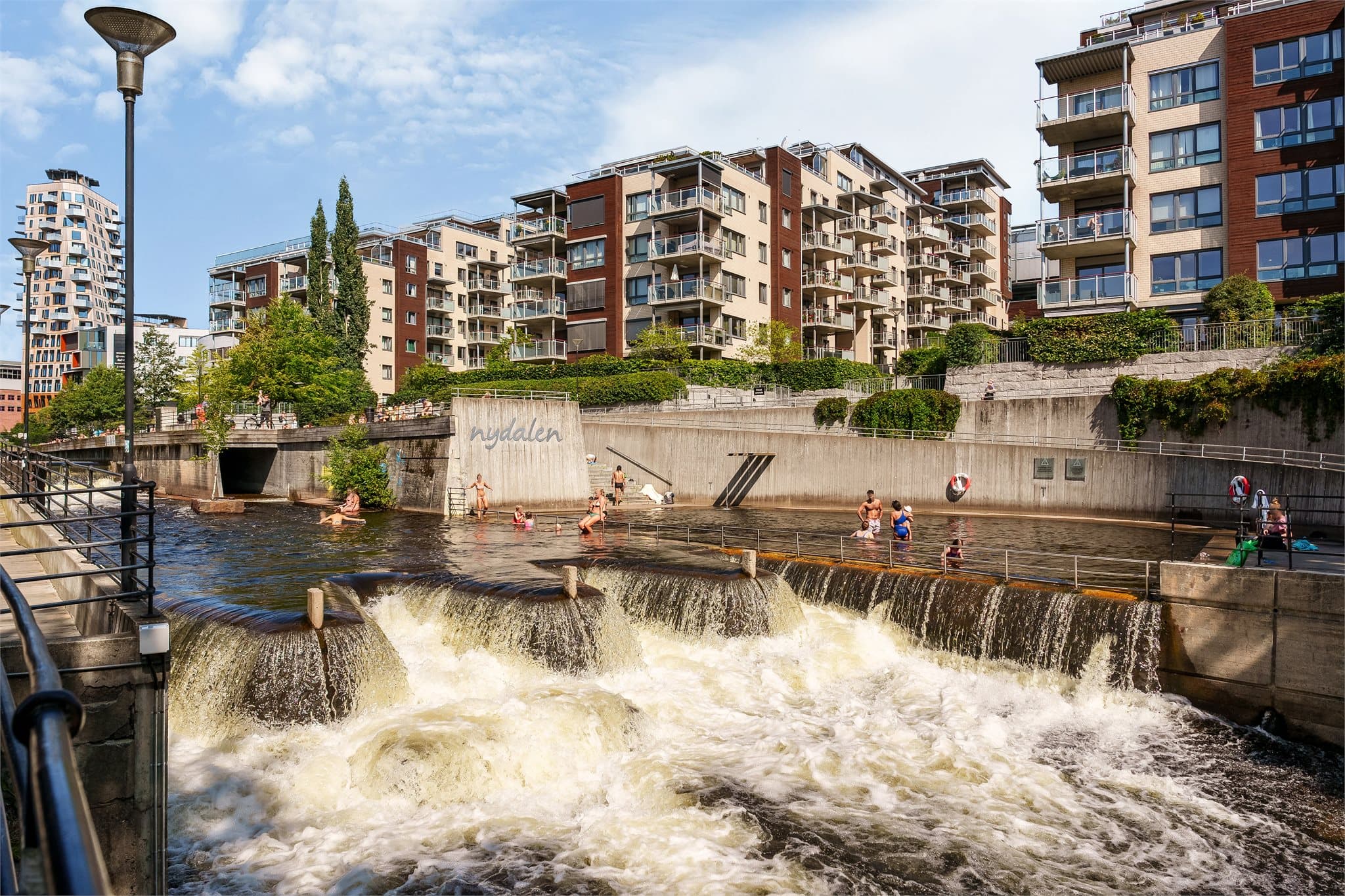 Kort vei til badeplassen og parkområdene langs elva i Nydalen.