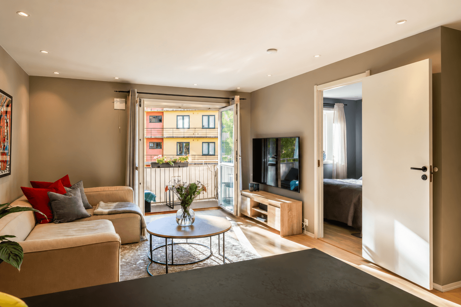 Innfelte downlights med sonestyring gir et moderne og stilrent uttrykk, samtidig som belysningen enkelt kan tilpasses ulike behov og stemninger.