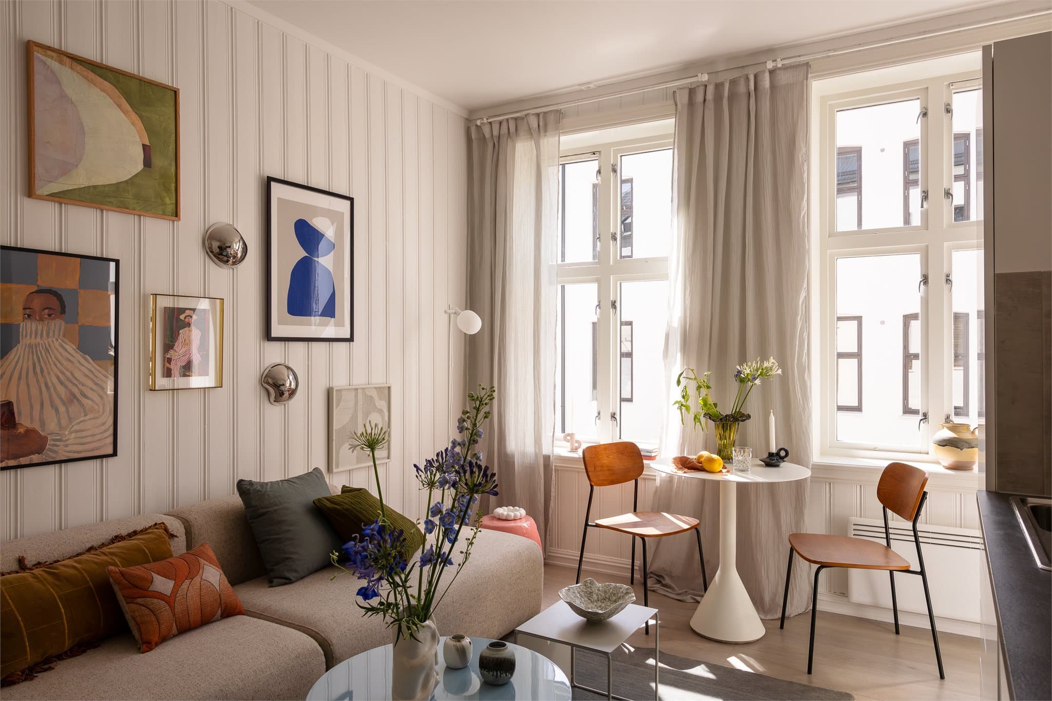 Dette er en lys 2-roms, med fin beliggenhet i 3. etasje og med god planløsning og attraktiv beliggenhet.