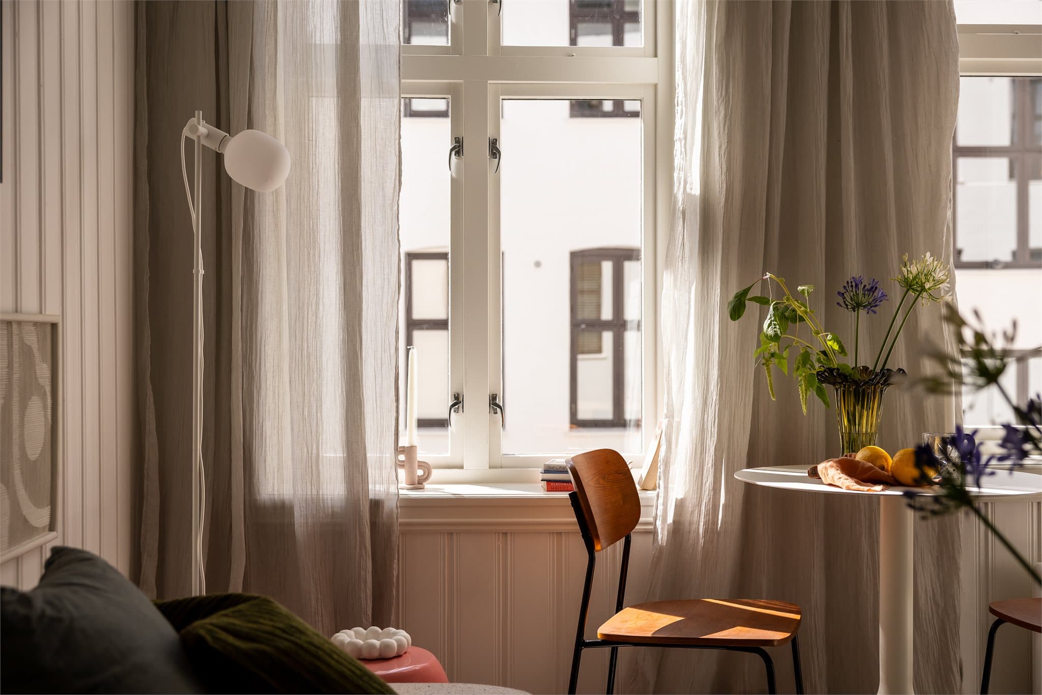 Boligen har store og dype vindusflater som gir masse naturlig lys og et sted å sette pynt og diverse.