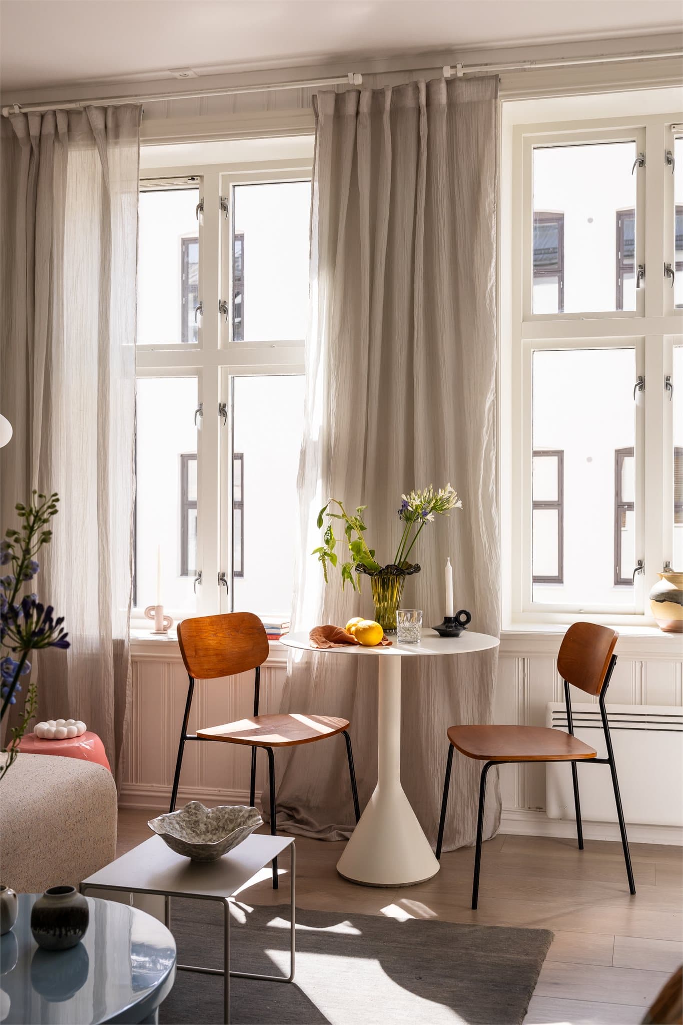 En romslig planløsning gir rom for både spiseplass og sofa.