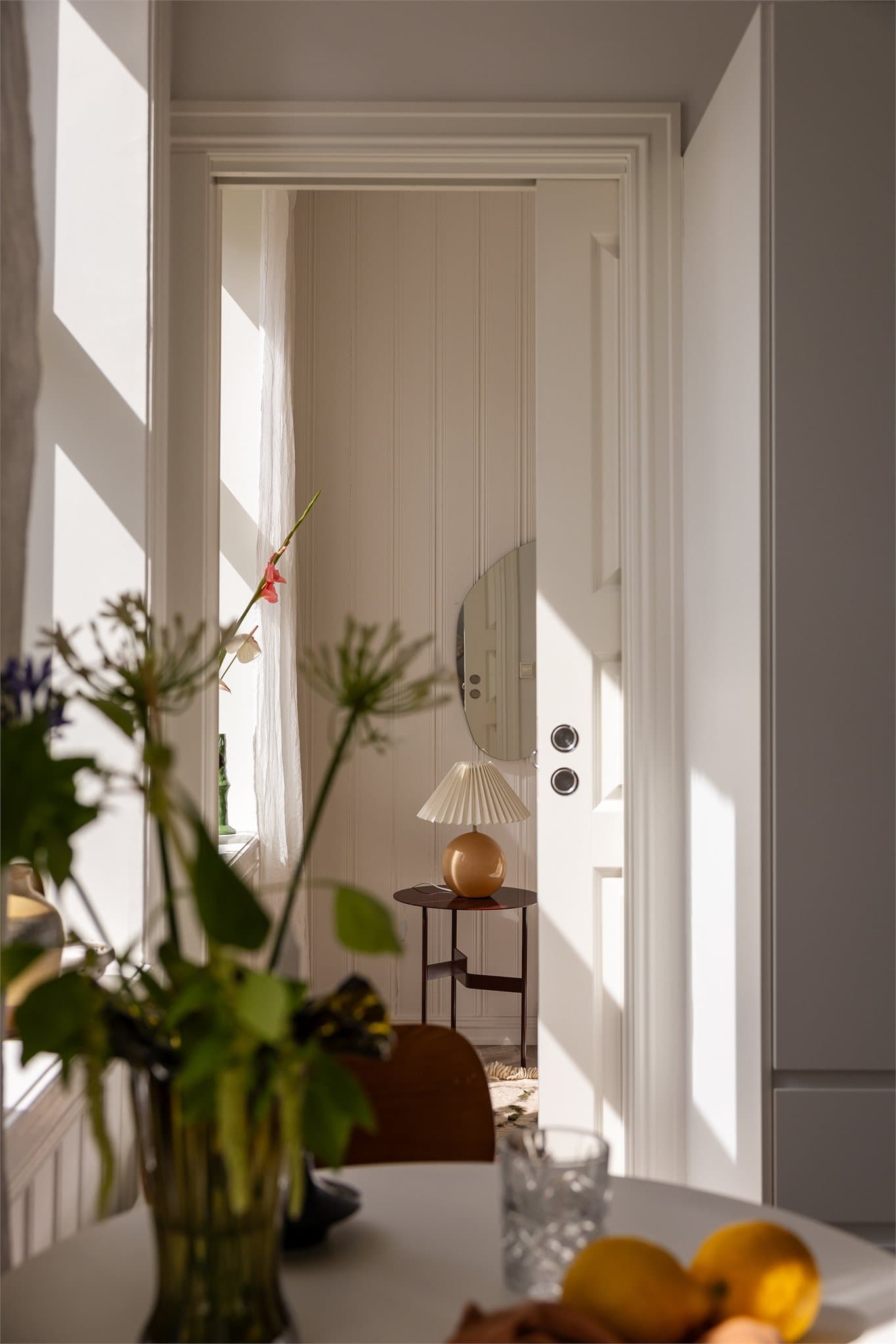 Det er montert skyvedør som både er pent og praktisk/plassbesparende.