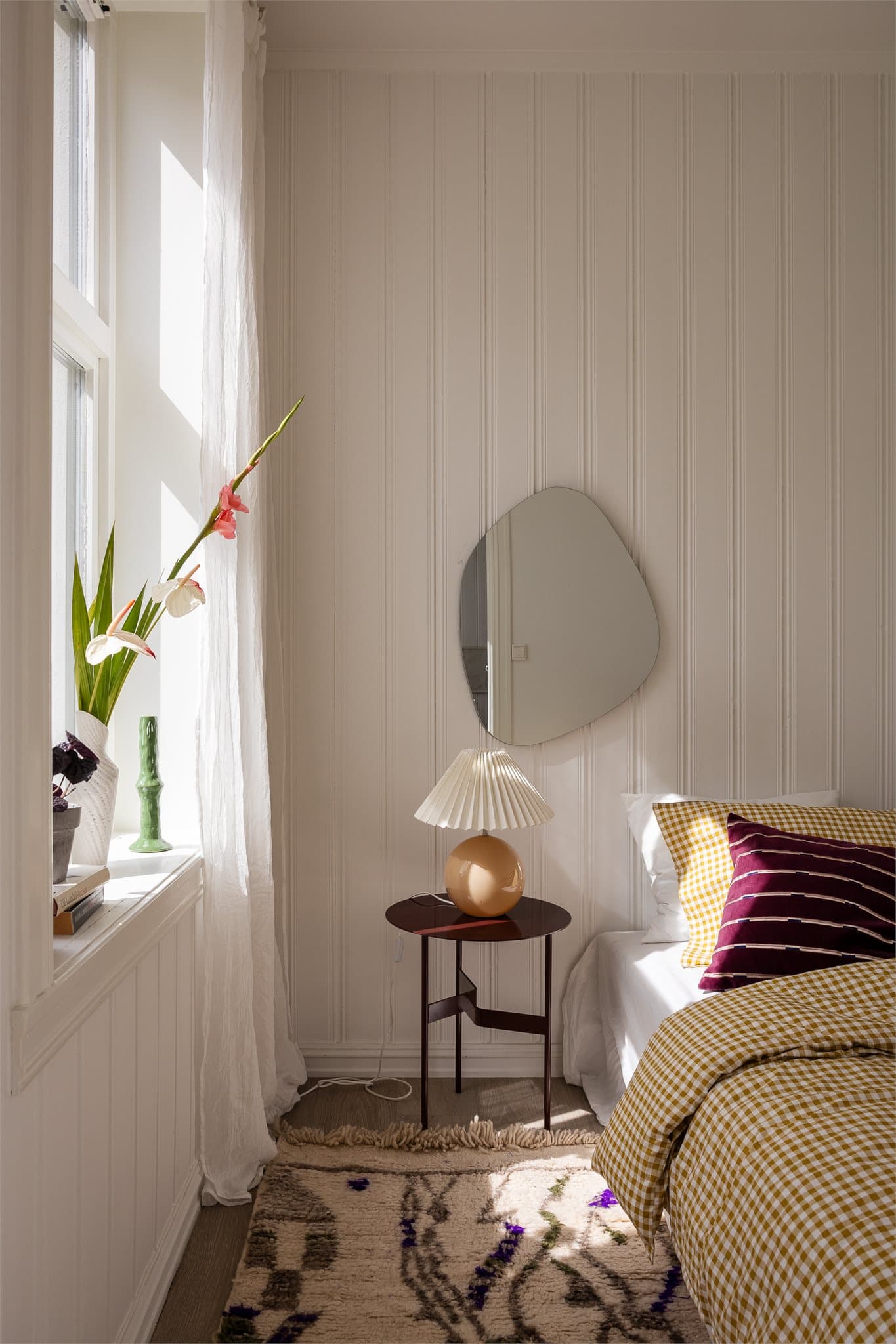 Rommet er lyst og har god plass til seng samt kommode for oppbevaring.