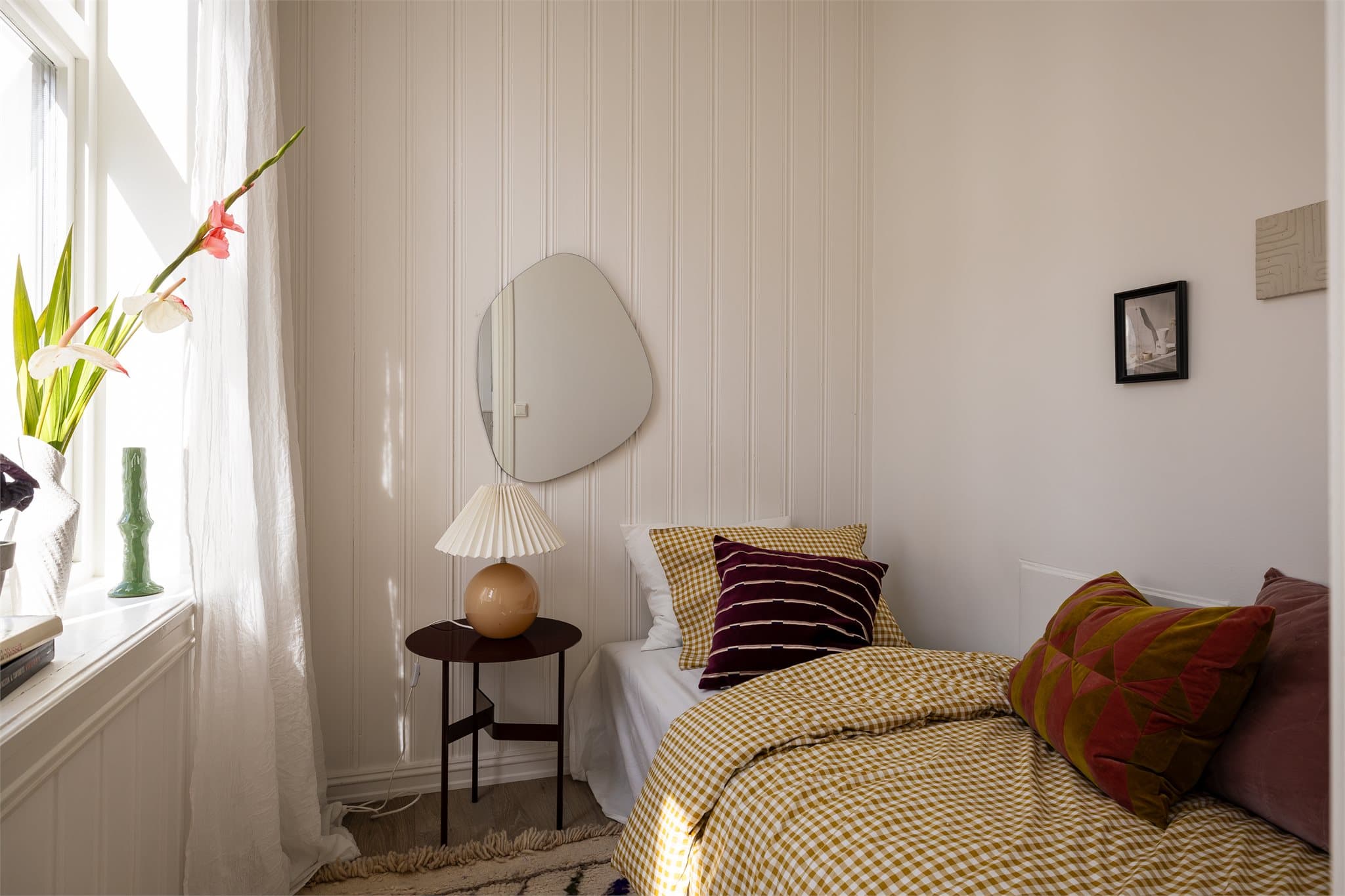 Rommet har vindu ut mot rolig bakgård, så her kan du sove godt!