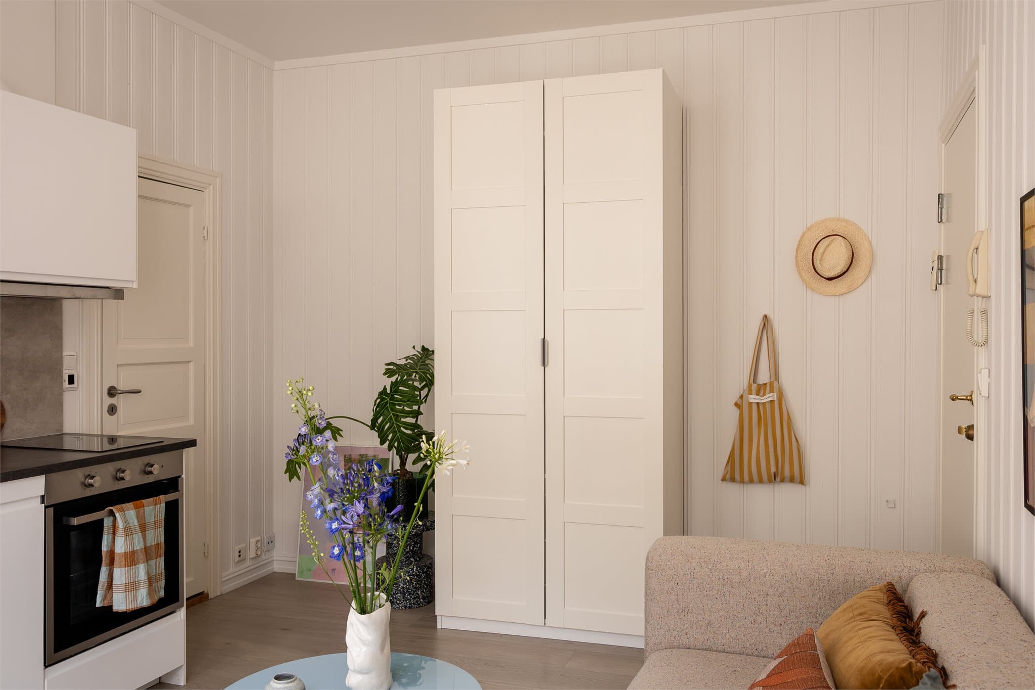 Det er montert et skap i stuen ved inngangsdøren med god plass til oppheng av yttertøy og diverse.