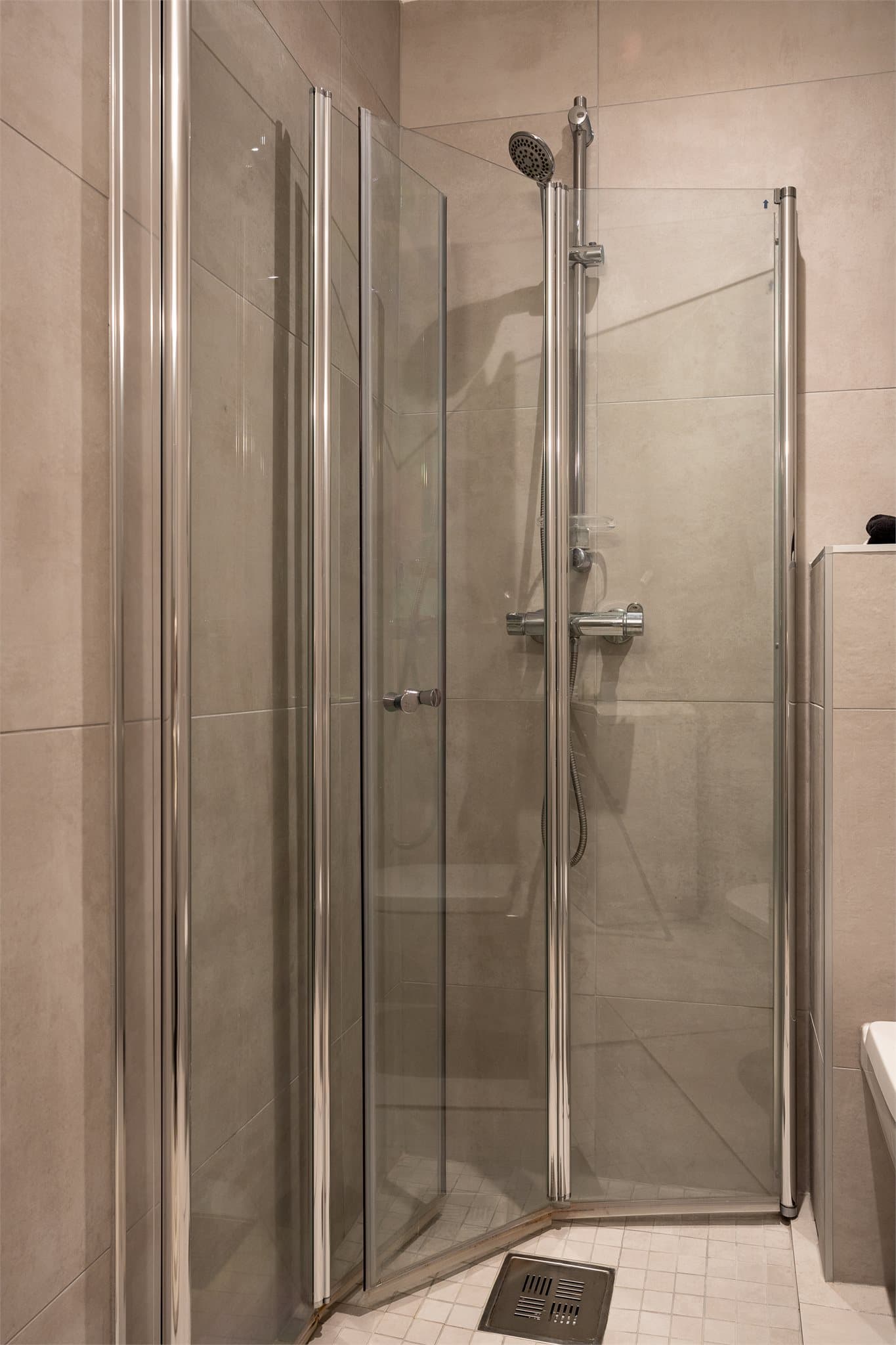 Innfellbare dusjdører i glass.