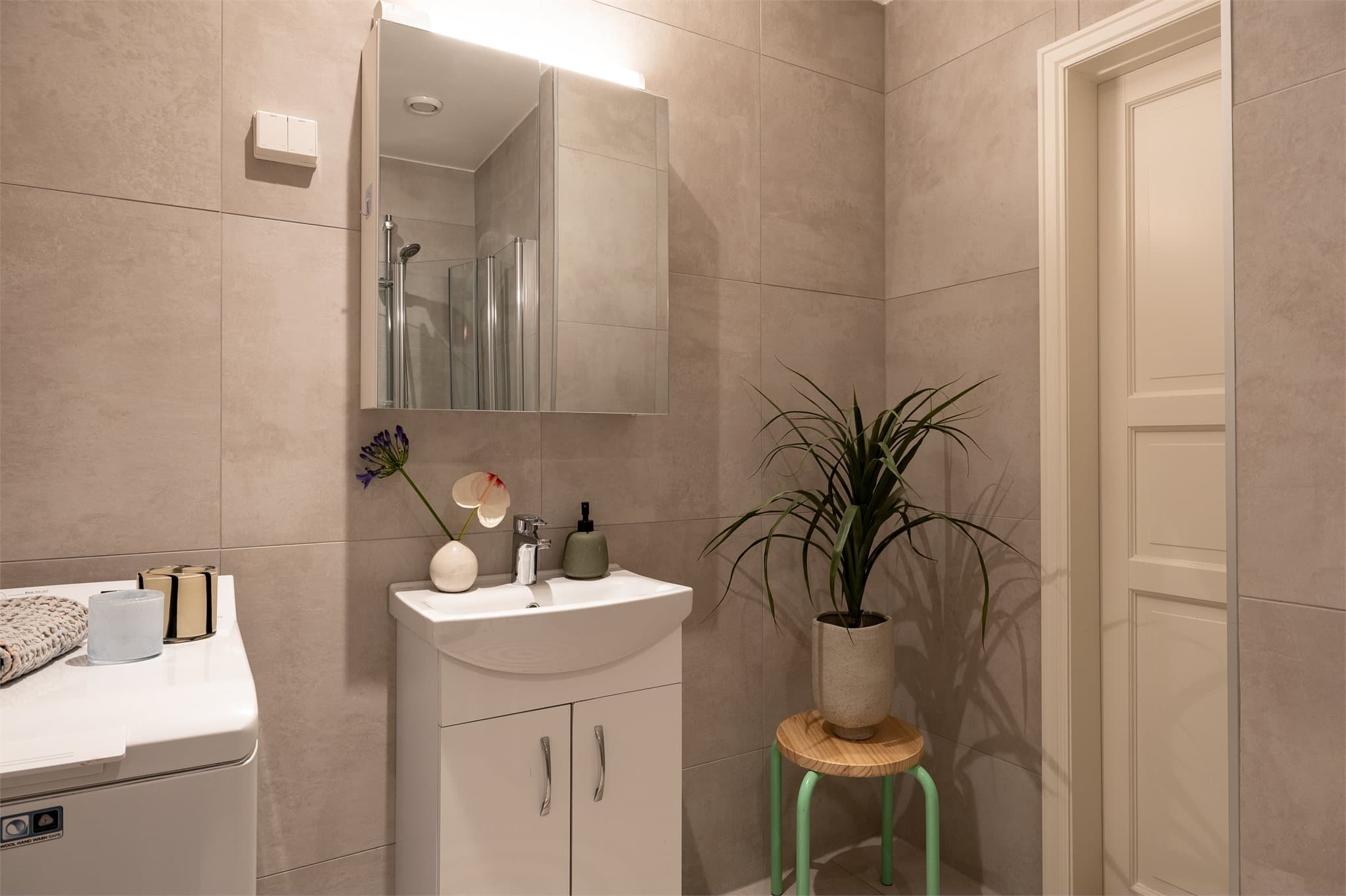 Det er god skapplass på badet, både i speilskap og servantskap.