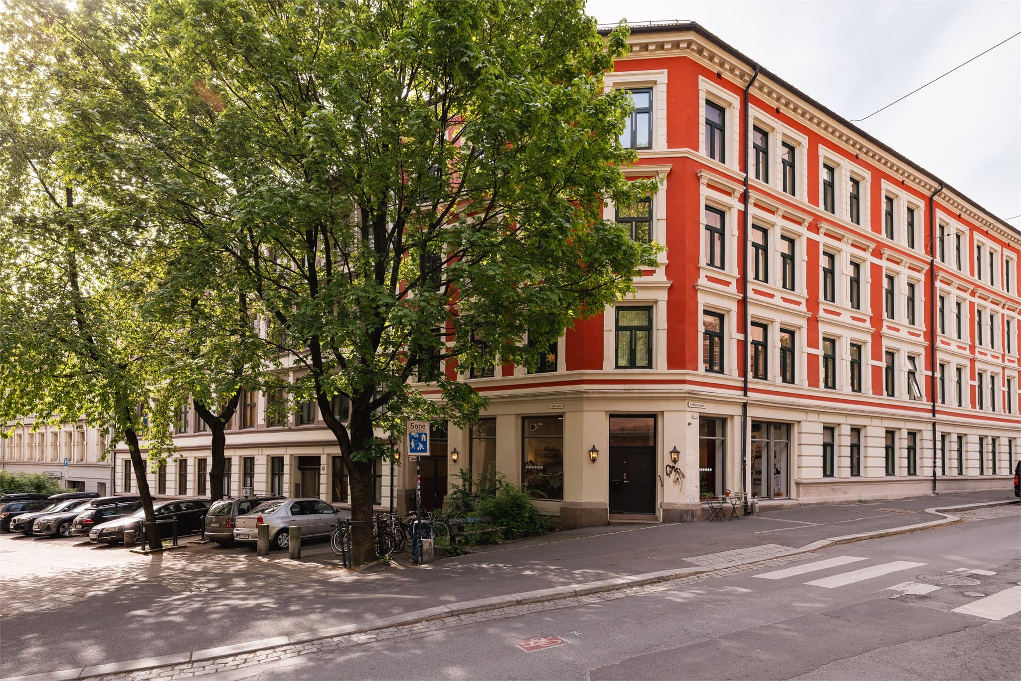 Her bor du i rolige omgivelser, men likevel sentralt med kort vei til flere av byens beste serveringssteder.