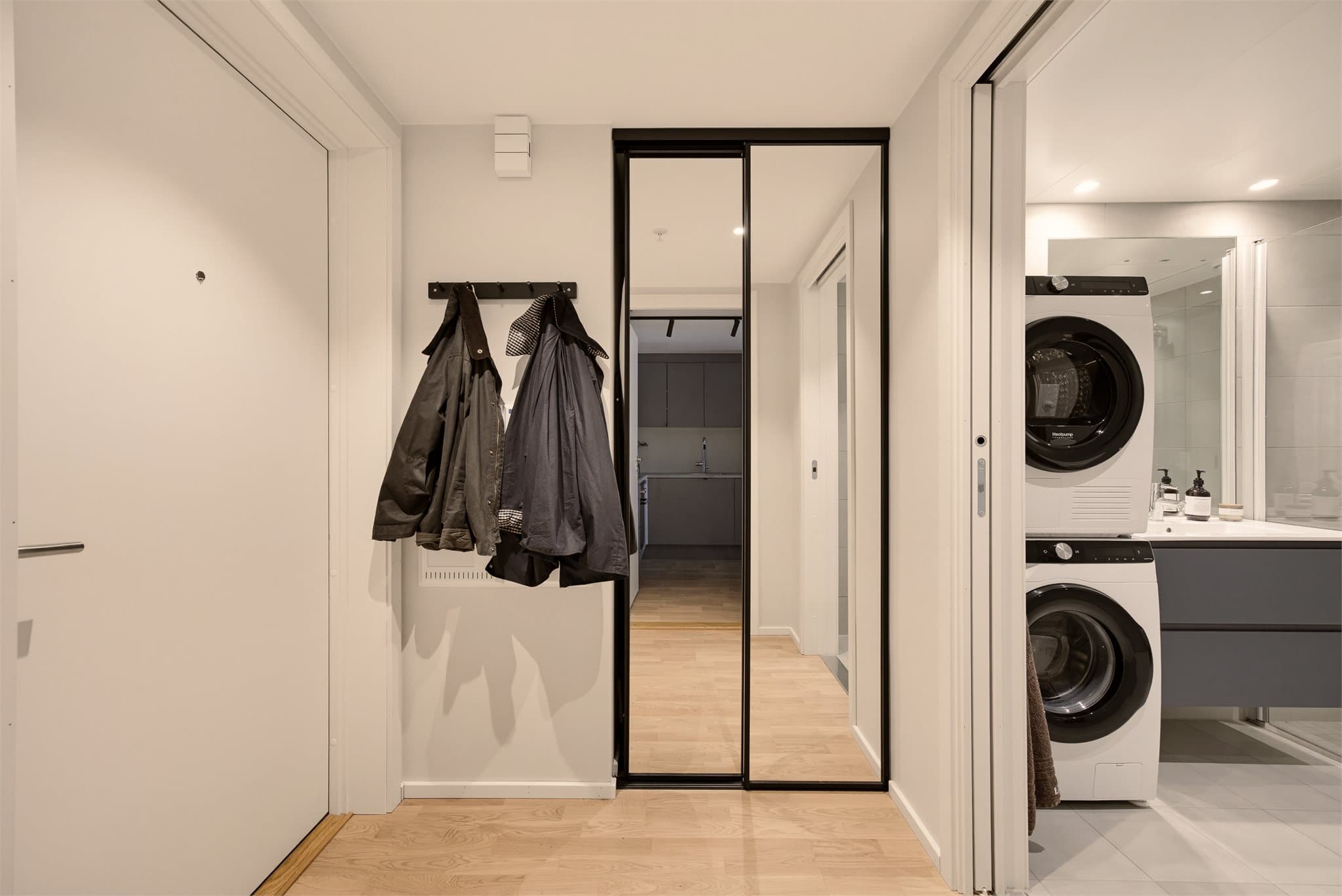 Velkommen inn! Lysmalt entré med skyvedørsgarderobe fra HTH og knaggrekke.