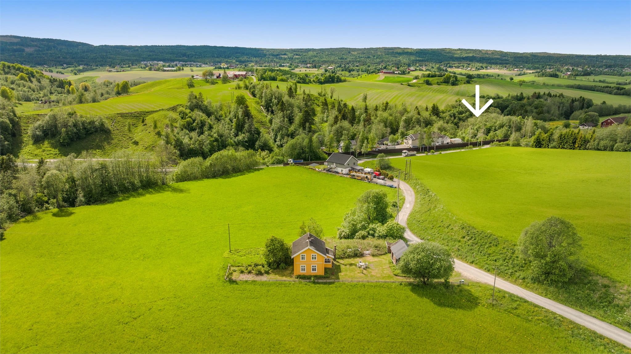 Teig nummer to ligger på andre siden av riksveien mot elva.