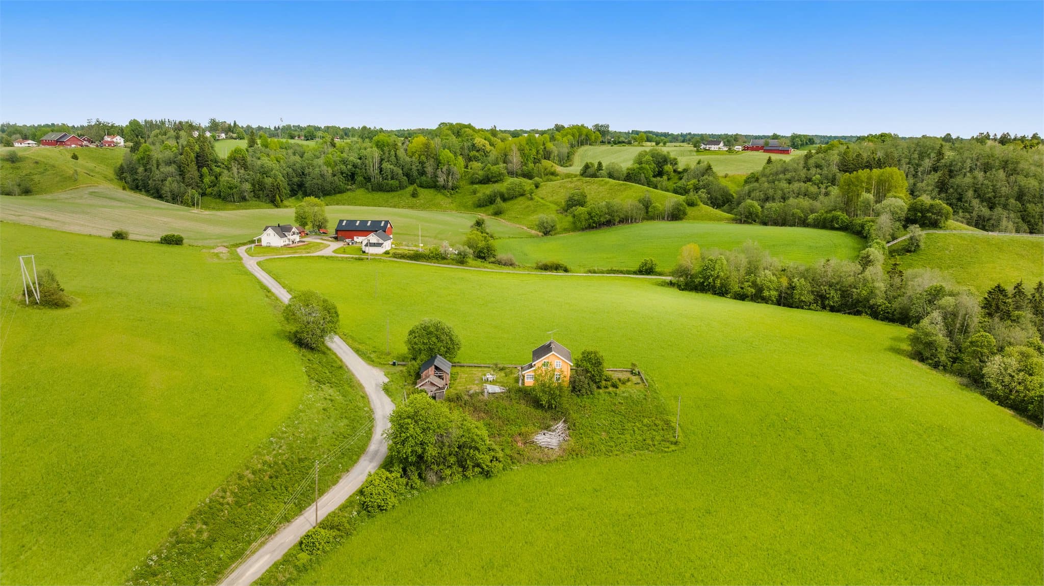 Fra eiendommen er det kort vei til servicetilbud, skoler, barnehager og Gardermoen.