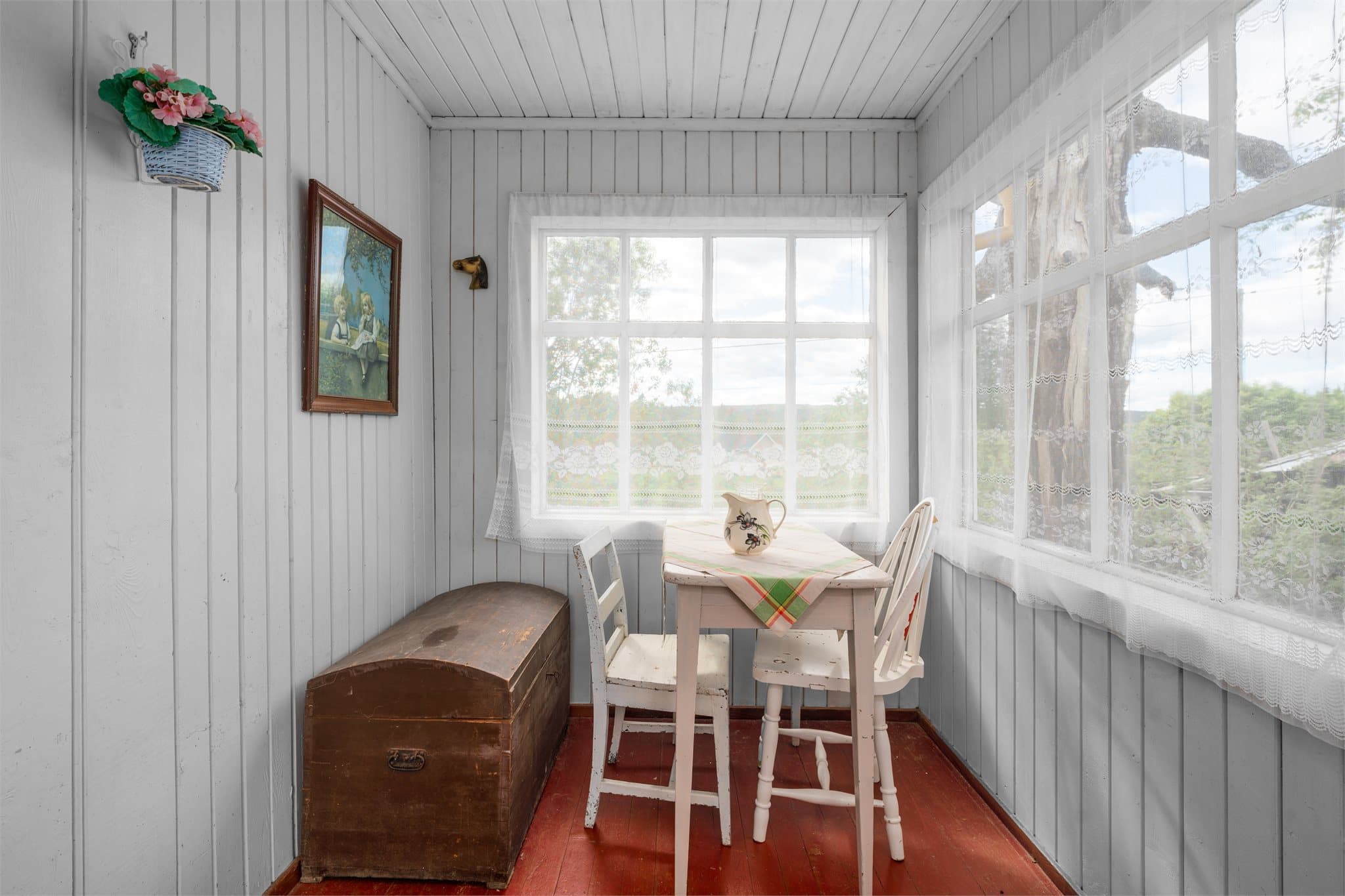 Lyst og luftig med gode vindusflater.