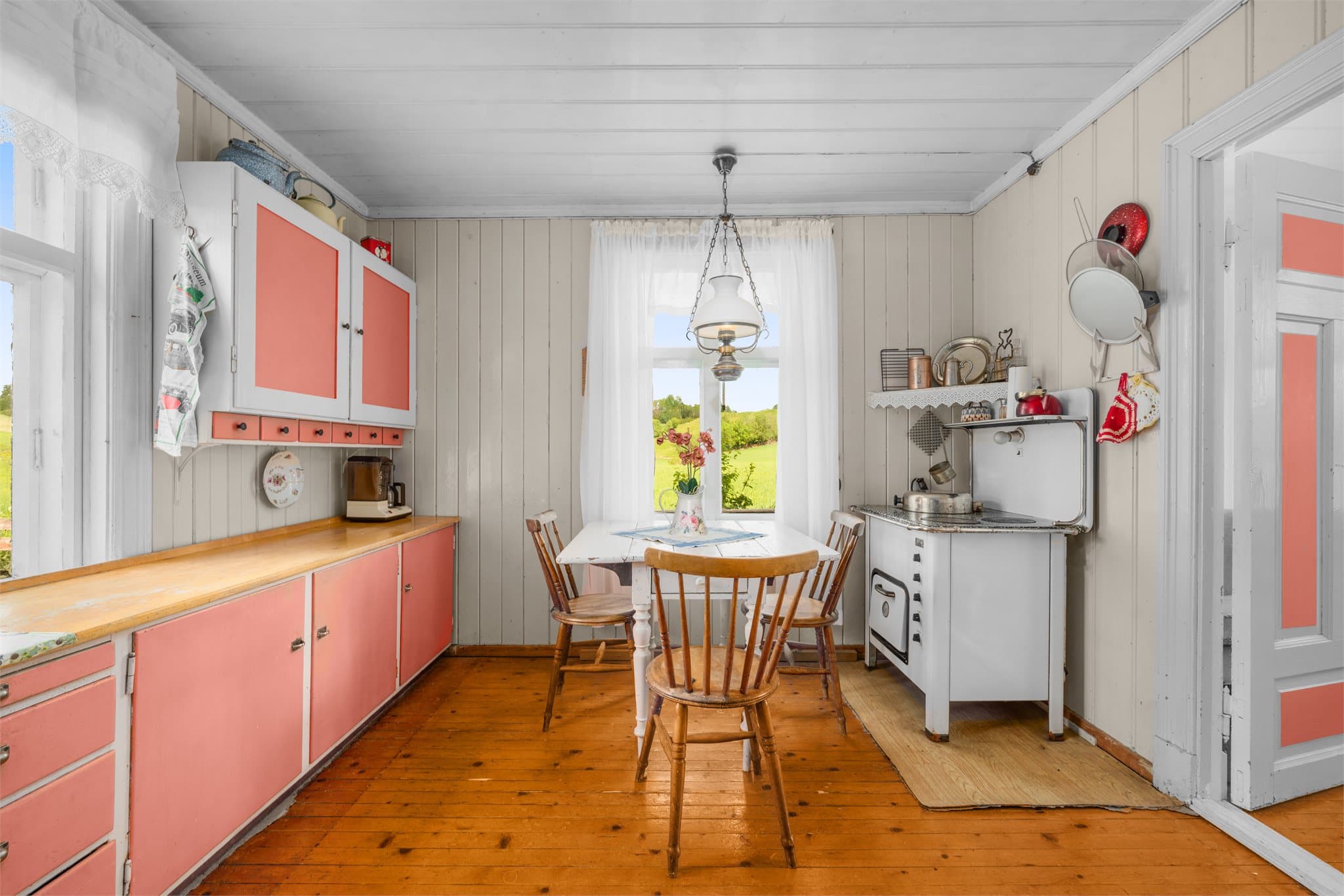 Kjøkken med plass til spisebord.