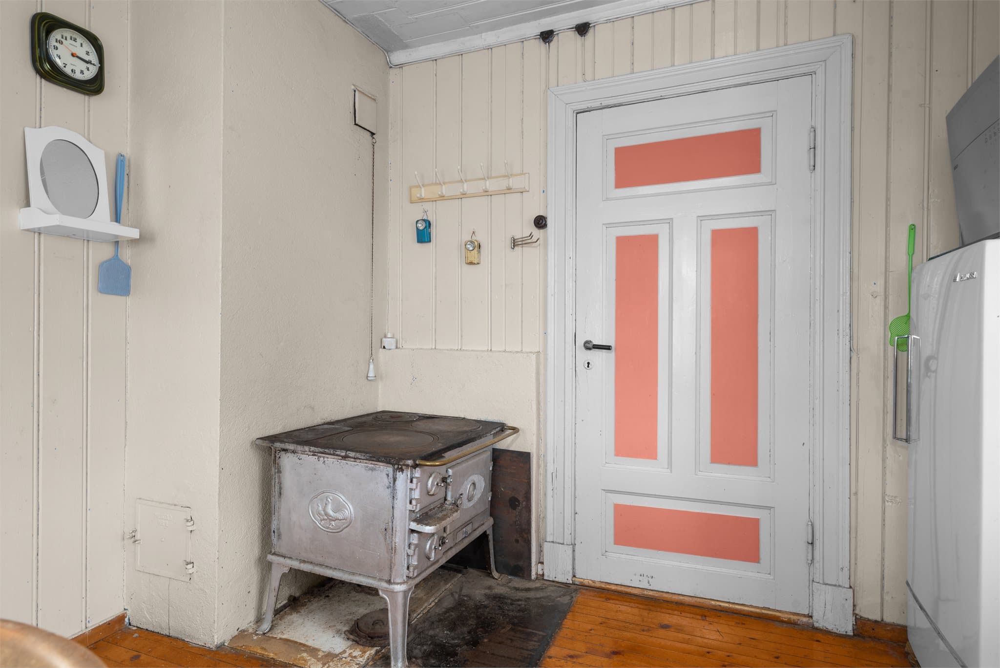 Boligen selges i hovedsak møblert og slik den står. Enkelte møbler/ løsøre vil bli fjernet.