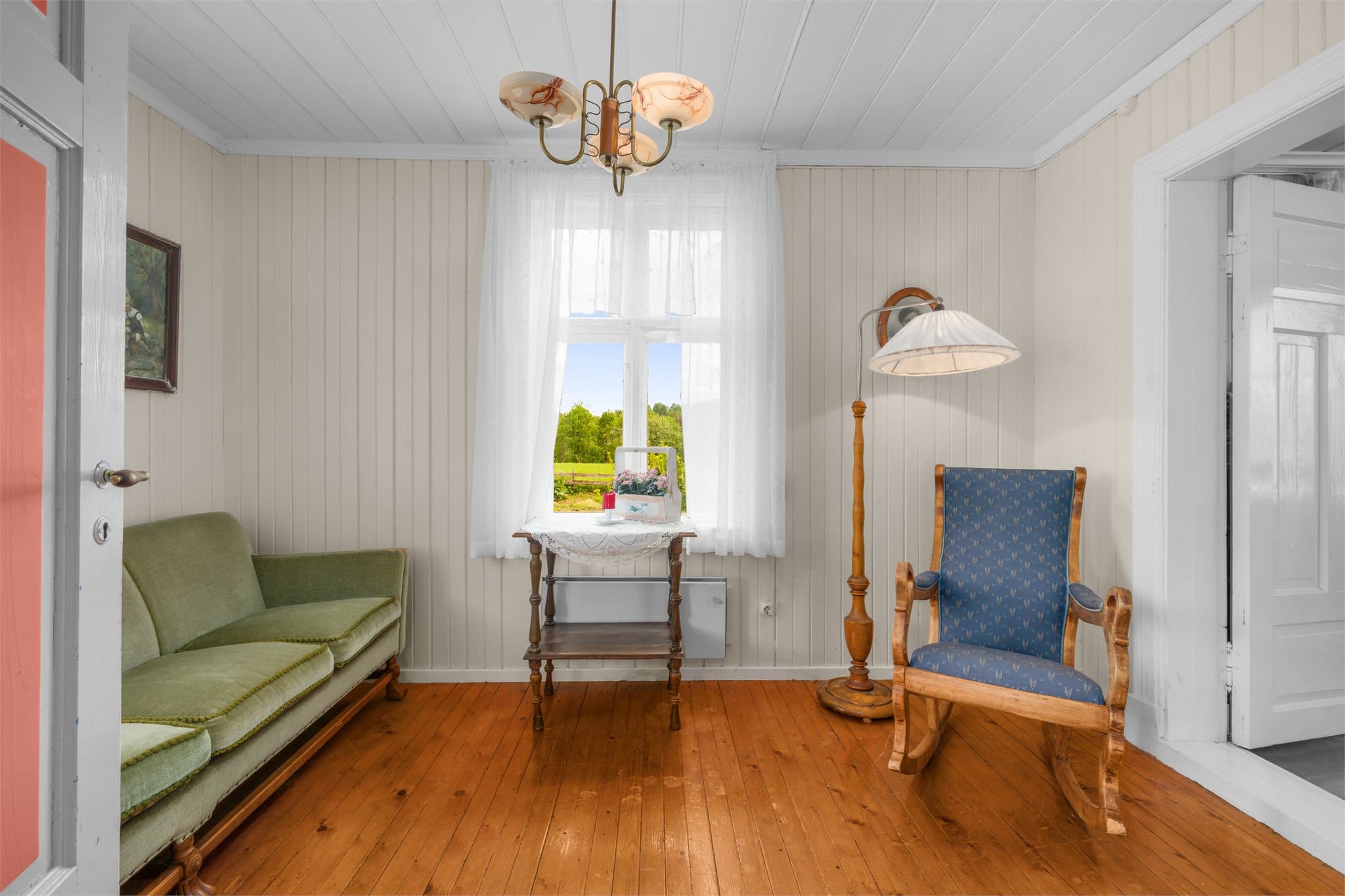 Lysmalt stue gjør innredningen enkel.