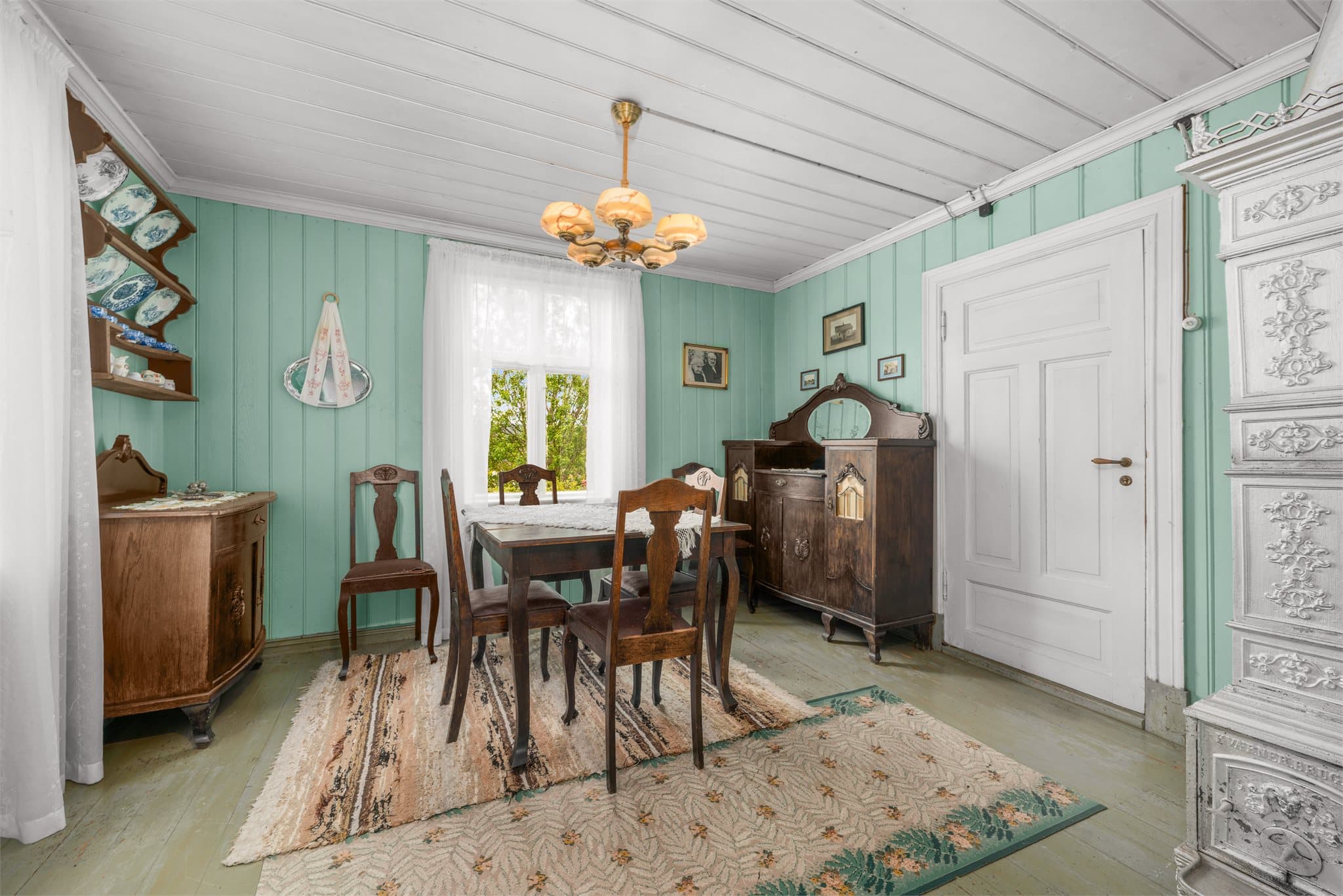 Spisestuen i en nydelig minttone. Ferdig innredet til både hverdagsmiddag og selskap.
