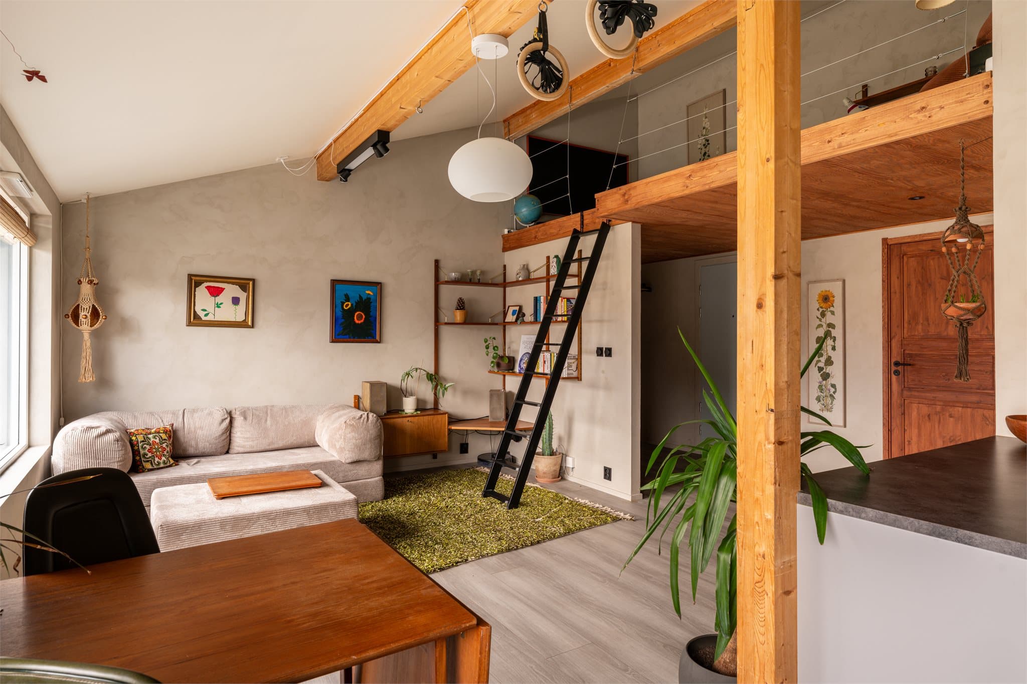 Lys og innbydende stue med gode møbleringsmuligheter.