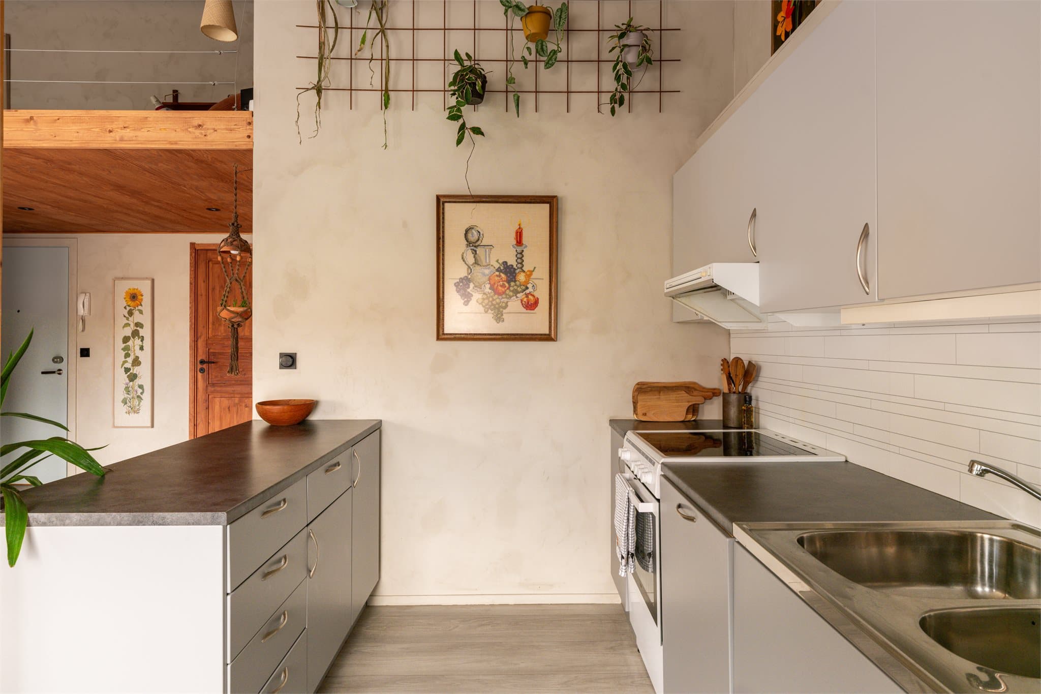 Kjøkkenet har frittstående kjøle-/fryseskap og komfyr, samt integrert oppvaskmaskin.