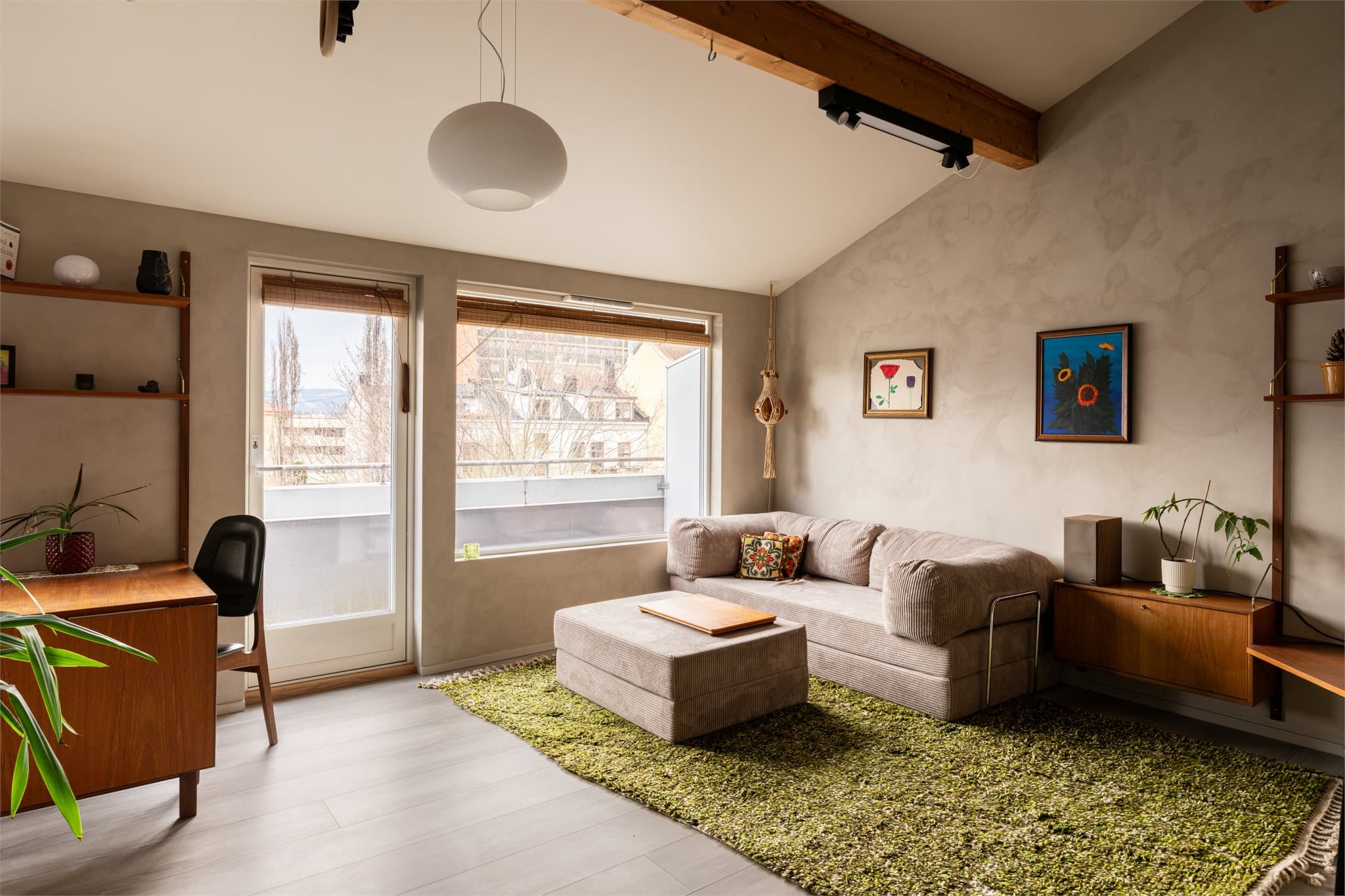 Her er det plass til både sofa- og sittegruppe, og de store vindusflatene gir rikelig med naturlig lys.