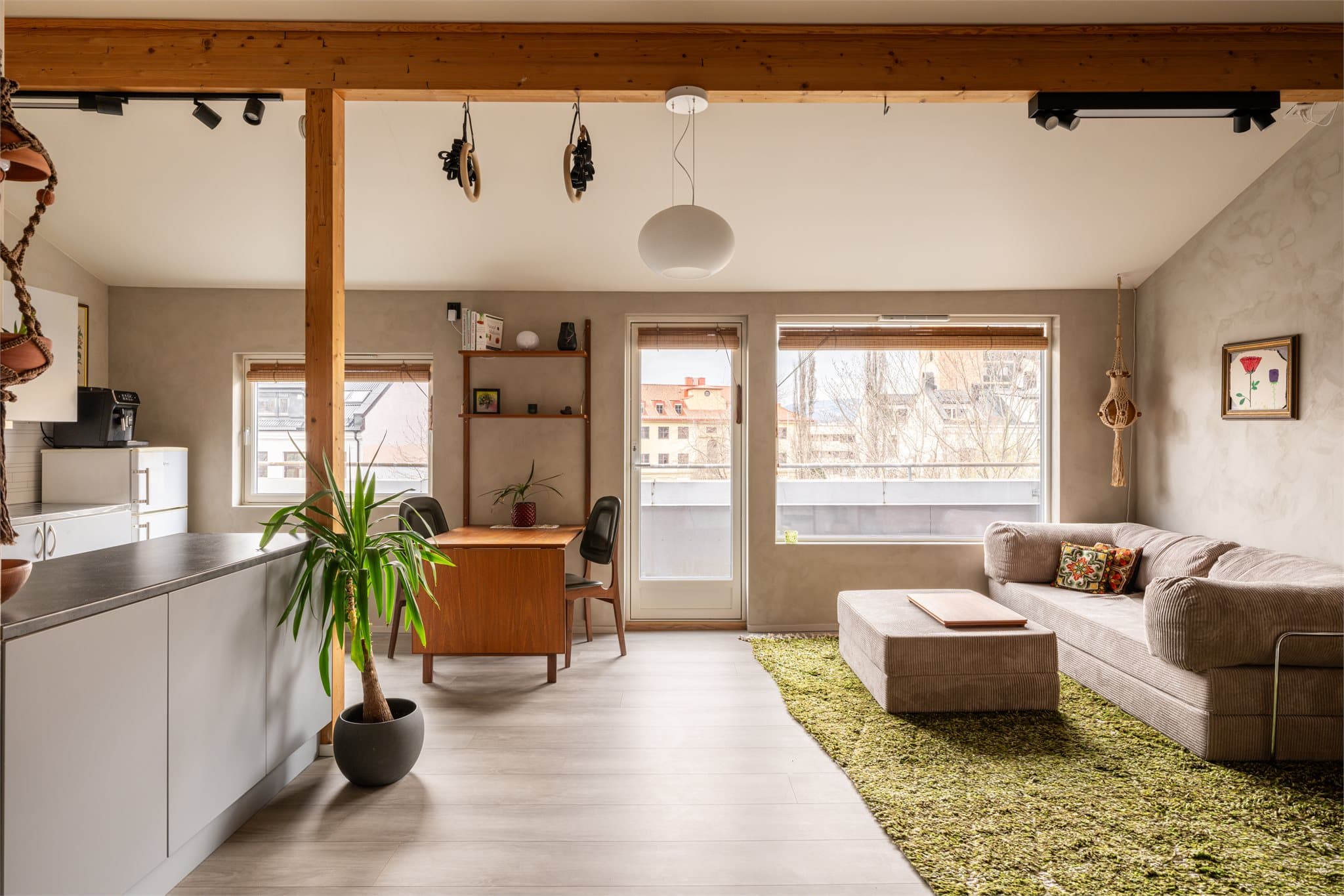 Leiligheten oppleves som varm og harmonisk, med en fin kombinasjon av moderne løsninger og personlige detaljer.